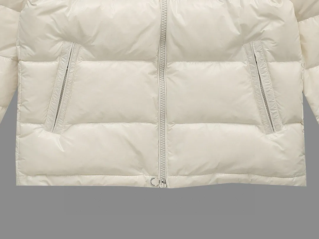P720 MONCLER Meng Mouth Maya Down Jacket: Color/off-white, black Size: M. L. Zipper pendant with custom logo Fabric: 400D bright nylon, anti-fouling, anti-wrinkle, waterproof and windproof, very wear-resistant, breathable and comfortable.           Embroidery: Straight lines, smooth curves, dense and neat stitches, no jagged edges, flat embroidery surface, no skewed threads, consistent stitch length, no bottom exposed, no overlap, smooth embroidery surface, no ink marks and other stains. Advanced imported embroidery machines are used to ensure embroidery quality.