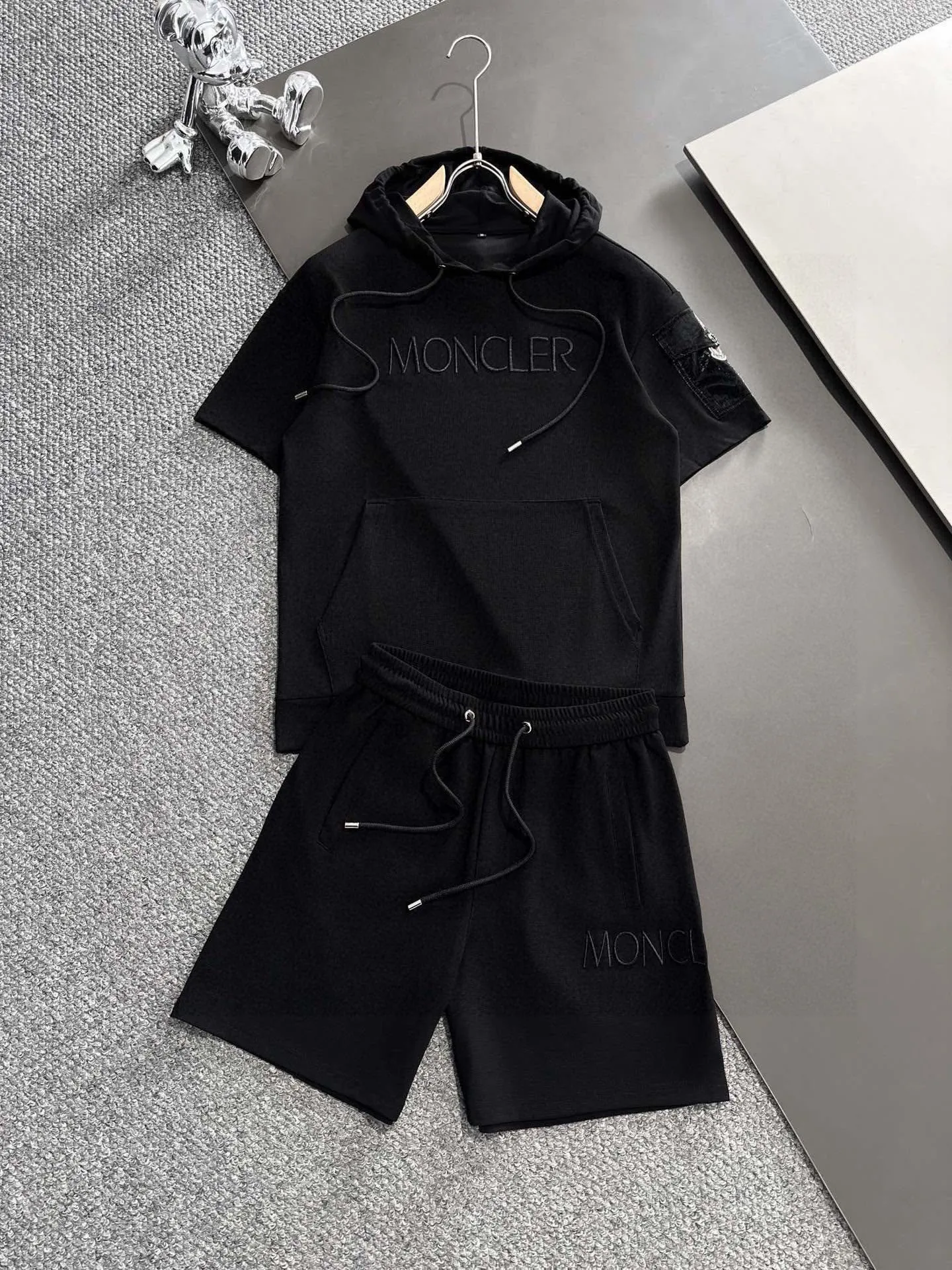 P560 Brand [MONCLER Mouth Covered] 2025 round neck short-sleeved shorts suit. The pure cotton fabric upper body will not be stuffy, the smooth and comfortable skin-friendly effect is more breathable, the fabric has its own texture, classic logo technology, a new interpretation from a unique angle, the first choice for fashion and versatility! Size: M-3XL (maximum wear: 190 pounds)
