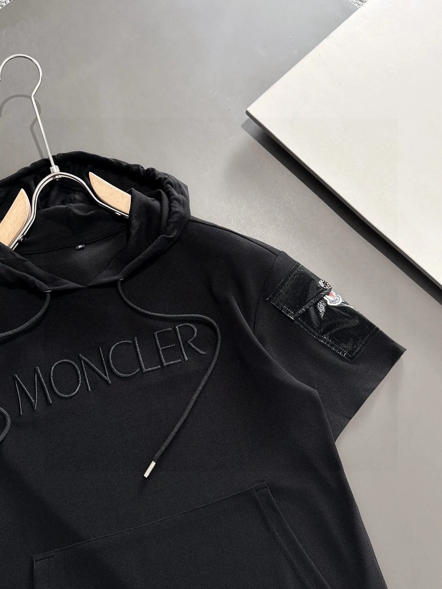 P560 Brand [MONCLER Mouth Covered] 2025 round neck short-sleeved shorts suit. The pure cotton fabric upper body will not be stuffy, the smooth and comfortable skin-friendly effect is more breathable, the fabric has its own texture, classic logo technology, a new interpretation from a unique angle, the first choice for fashion and versatility! Size: M-3XL (maximum wear: 190 pounds)