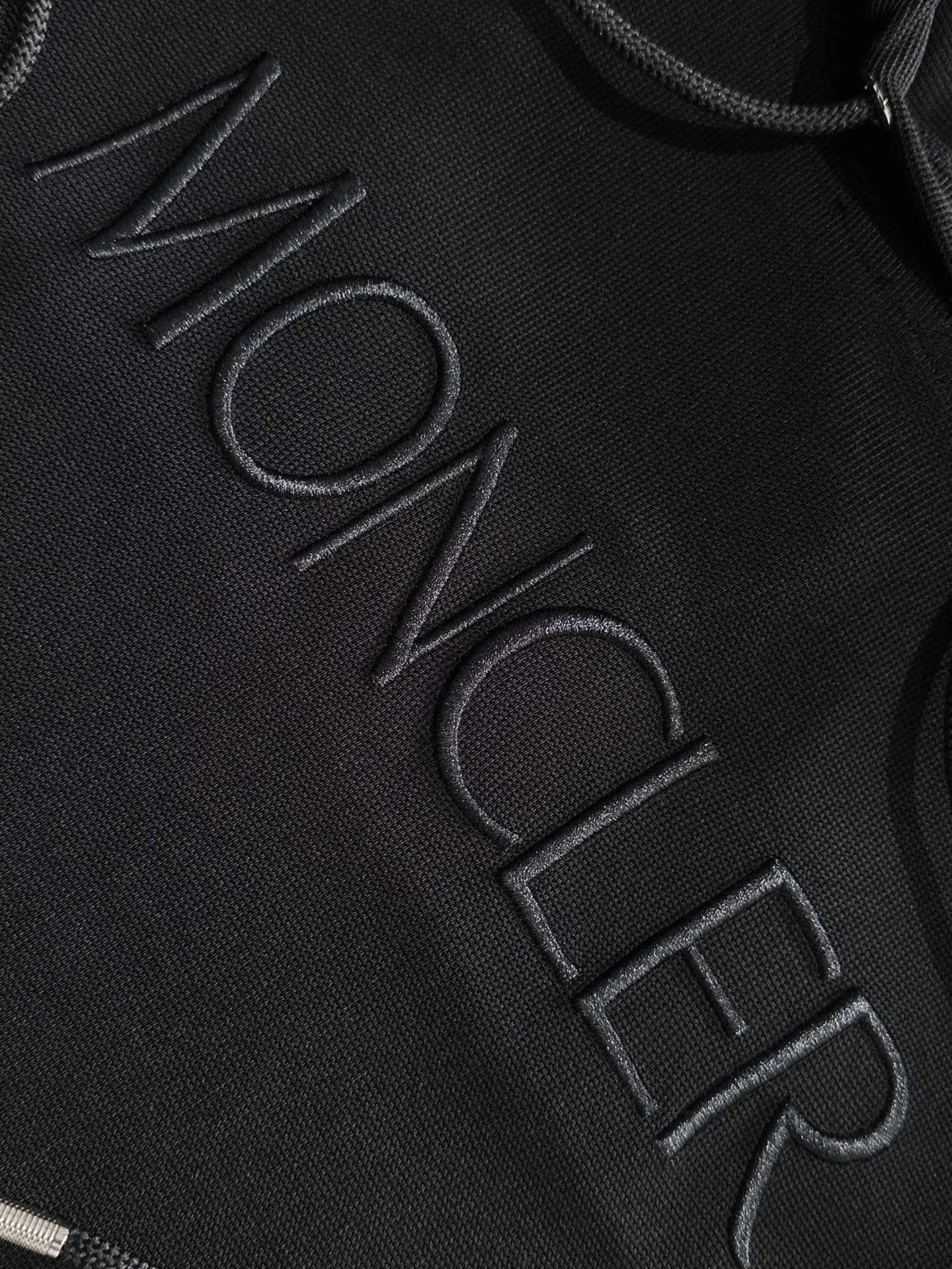 P560 Brand [MONCLER Mouth Covered] 2025 round neck short-sleeved shorts suit. The pure cotton fabric upper body will not be stuffy, the smooth and comfortable skin-friendly effect is more breathable, the fabric has its own texture, classic logo technology, a new interpretation from a unique angle, the first choice for fashion and versatility! Size: M-3XL (maximum wear: 190 pounds)