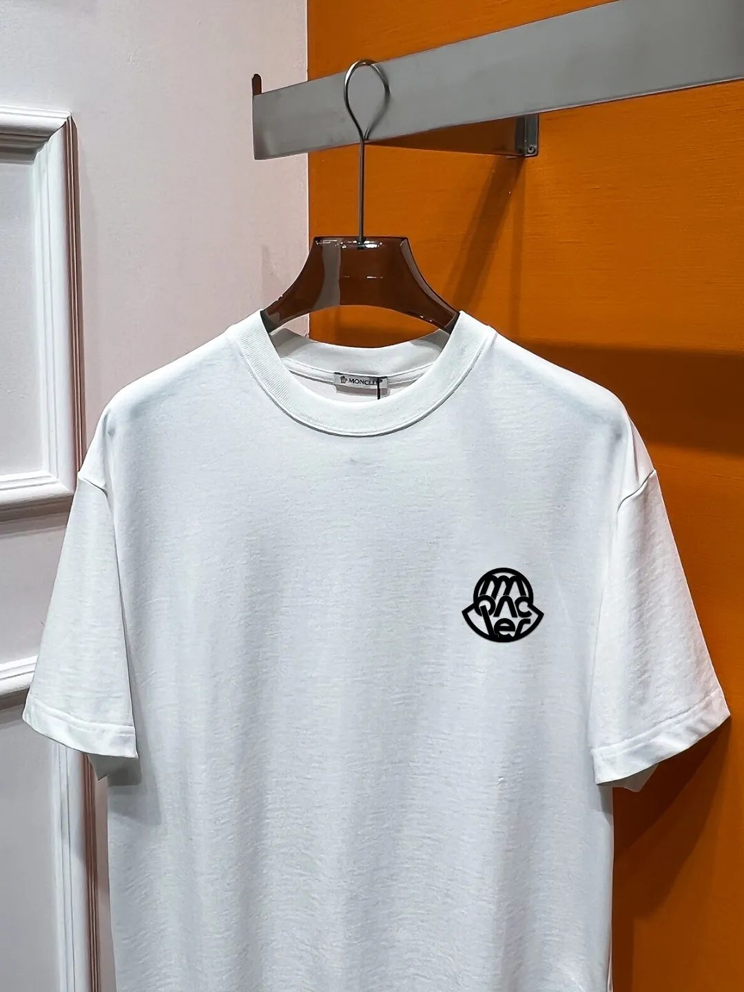 P140 MONCLER# Spring and summer top counter synchronous short-sleeved T-shirt (complete with 3 labels). It is made of imported 100%-32 count double-strand Xinjiang cotton fabric. It is the original fabric of the counter. It has strong brand recognition, full of high street and exquisite style, and will definitely become the best choice for high street appearances. The fabric is thick, has a strong say in texture and comfort, and has a delicate feel. It is comfortable to wear and has a good upper body effect. It is made of pure cotton. This kind of cotton is very special. It feels very soft and has a double-sided texture. This is the first time I have gotten such functional fabric in a long time. It is really good! It’s not a bad style or material, straight men will definitely like it!  It is a fusion of top elements, a classic trendy men's fashion, and the upper body comfort is unparalleled. It can be said that it is a must-have in summer, and it is more fashionable and can easily create a fashionable and stylish super item. It interprets your luxury and taste and creates your fashionable style and charm. Fashionable round neck chest T-shirt This T-shirt has exquisite craftsmanship and full design sense! The matching is trendy and stylish! This must-have item has an elegant upper body, looks good both inside and outside, and combines fashion and comfort. It looks like a basic men's T-shirt, but it is not. It can be worn alone or layered underneath. There is no problem in wearing one piece for all seasons. The product is really, really good! It comes from the original factory, and there are not many pieces that can be counted on the fingers. Whether he can own it or not depends on your hand speed. The custom-woven double-layer rib neck design is flat and snug and not easy to deform. The brand logo remains the same, creating an alternative luxury fashion atmosphere and becoming a new concept that breaks out of the cocoon in the year. Available in two colors: white and black. Size: S M L XL 2XL
