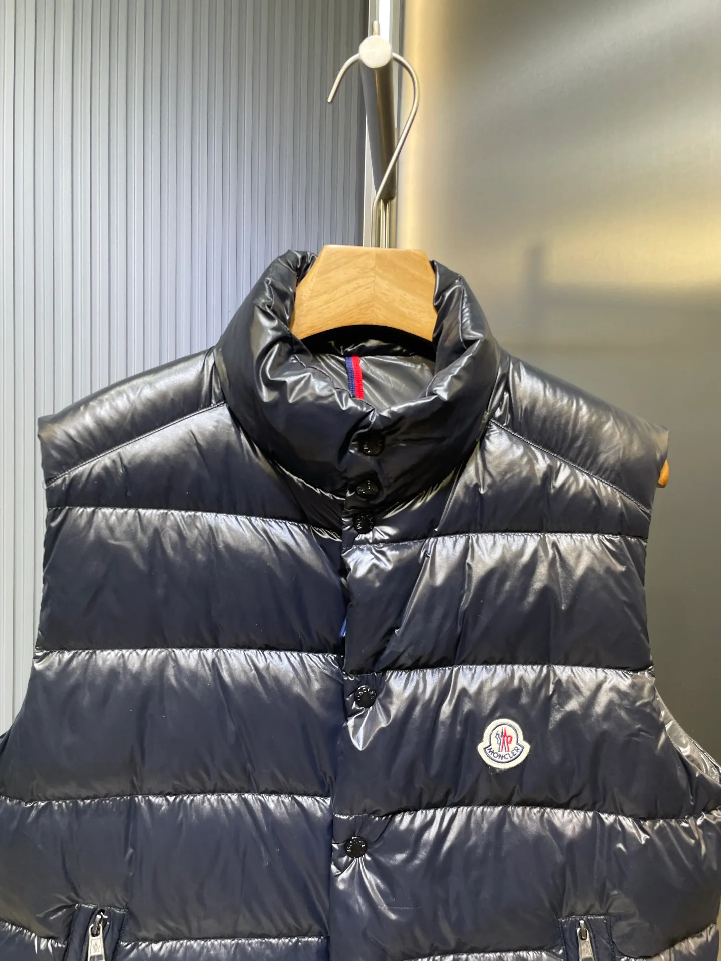 P900 moncler🌟Special grade down vest Original customized hardware accessories are all imported and original customized. Welcome to compare. Absolutely high quality. Use top 95 white duck down. Super soft. Filled with fluffy and full feathers. Super heavy work. Fabric workmanship. Perfect version. Note that the fabric is super comfortable. Exclusive model. Non-market product. Same size for men and women. Size: 12345