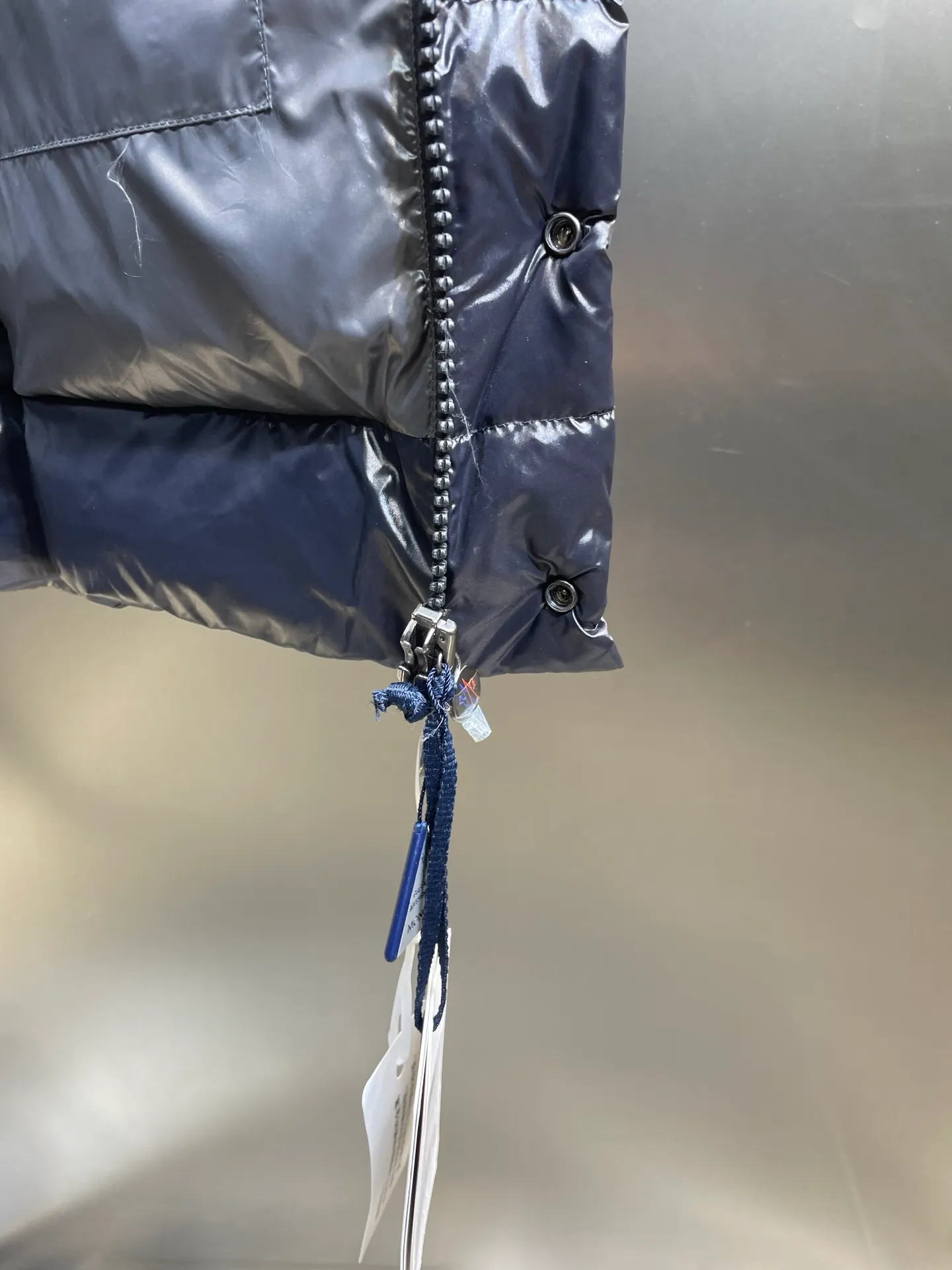 P900 moncler🌟Special grade down vest Original customized hardware accessories are all imported and original customized. Welcome to compare. Absolutely high quality. Use top 95 white duck down. Super soft. Filled with fluffy and full feathers. Super heavy work. Fabric workmanship. Perfect version. Note that the fabric is super comfortable. Exclusive model. Non-market product. Same size for men and women. Size: 12345