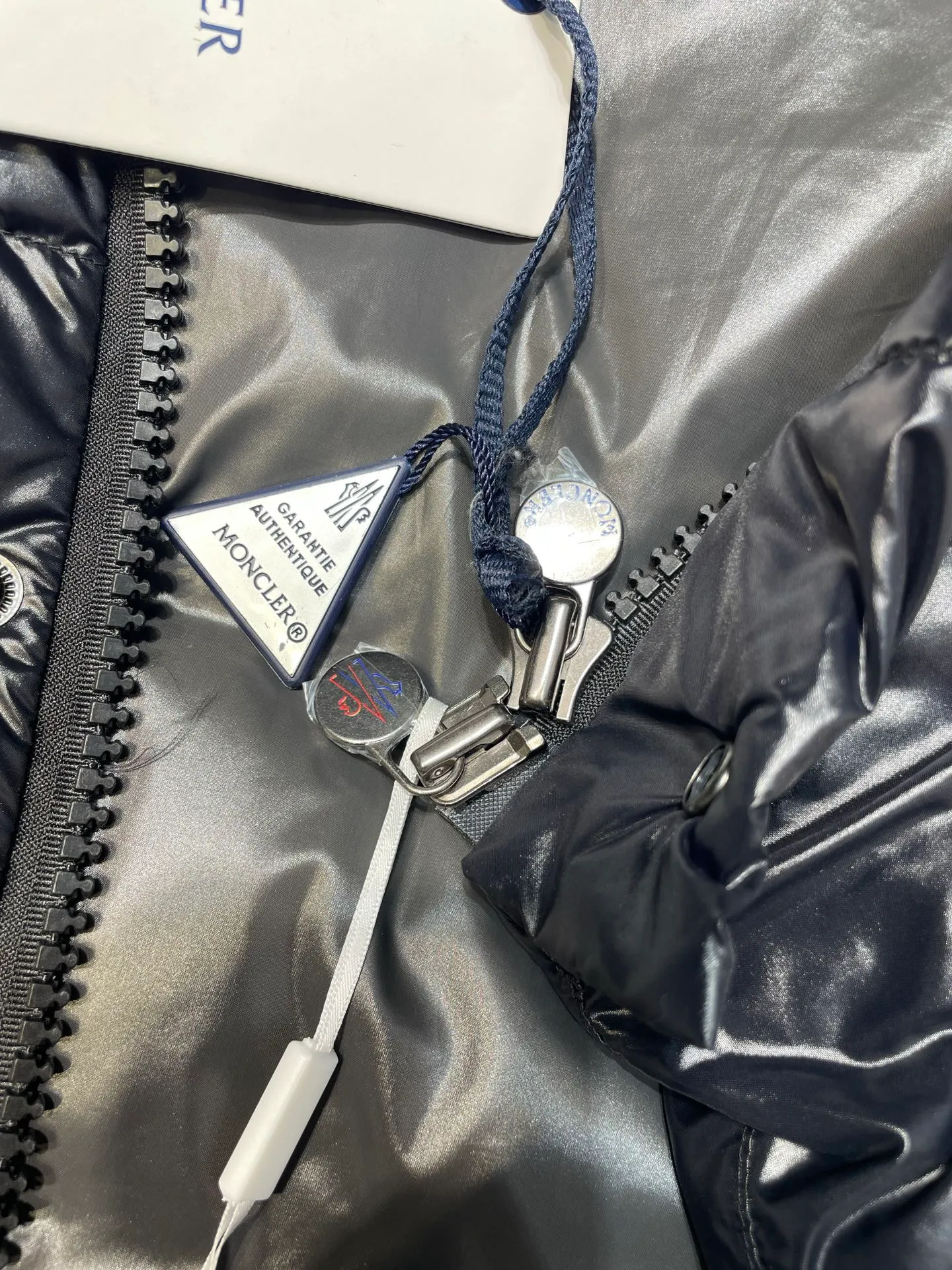 P900 moncler🌟Special grade down vest Original customized hardware accessories are all imported and original customized. Welcome to compare. Absolutely high quality. Use top 95 white duck down. Super soft. Filled with fluffy and full feathers. Super heavy work. Fabric workmanship. Perfect version. Note that the fabric is super comfortable. Exclusive model. Non-market product. Same size for men and women. Size: 12345