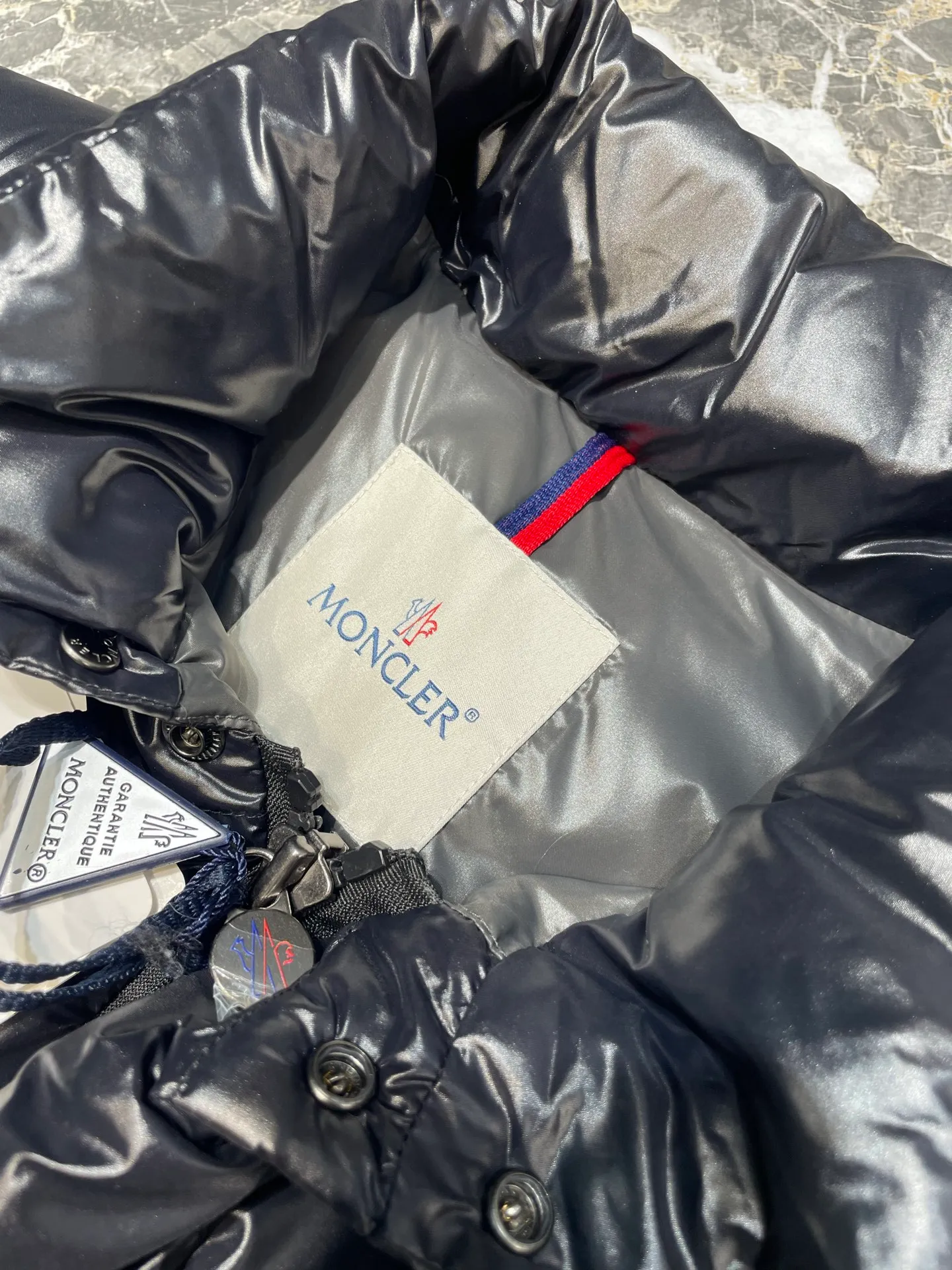 P900 moncler🌟Special grade down vest Original customized hardware accessories are all imported and original customized. Welcome to compare. Absolutely high quality. Use top 95 white duck down. Super soft. Filled with fluffy and full feathers. Super heavy work. Fabric workmanship. Perfect version. Note that the fabric is super comfortable. Exclusive model. Non-market product. Same size for men and women. Size: 12345