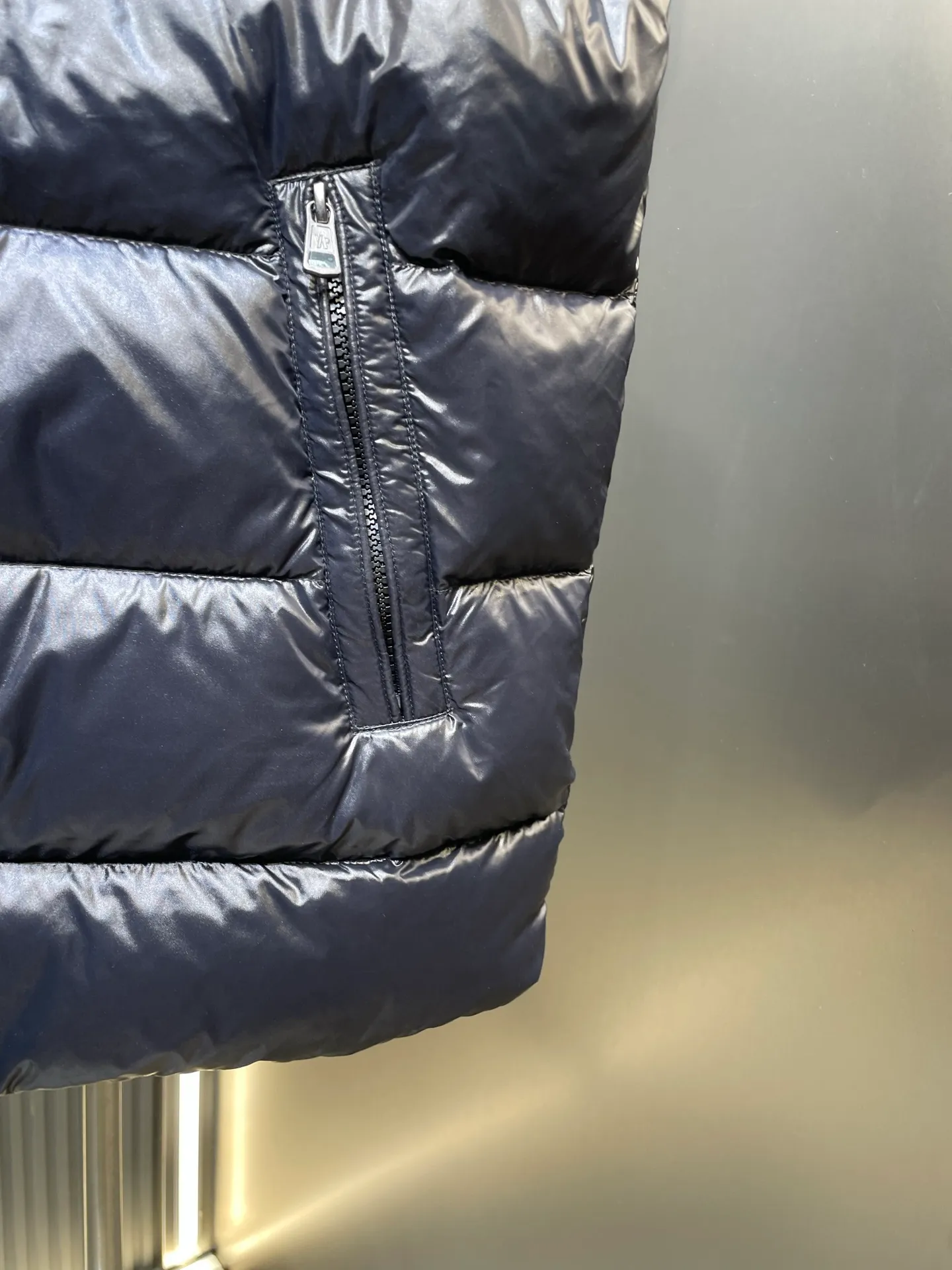 P900 moncler🌟Special grade down vest Original customized hardware accessories are all imported and original customized. Welcome to compare. Absolutely high quality. Use top 95 white duck down. Super soft. Filled with fluffy and full feathers. Super heavy work. Fabric workmanship. Perfect version. Note that the fabric is super comfortable. Exclusive model. Non-market product. Same size for men and women. Size: 12345