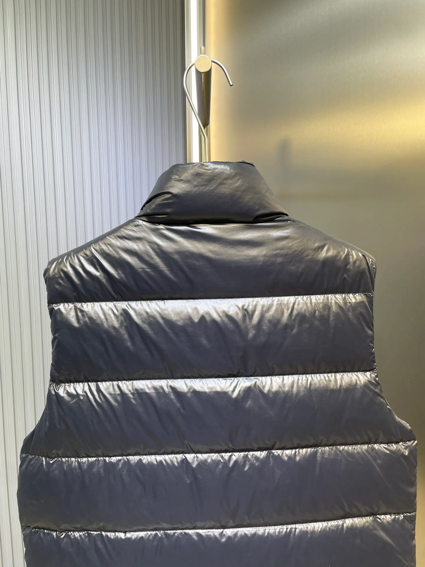 P900 moncler🌟Special grade down vest Original customized hardware accessories are all imported and original customized. Welcome to compare. Absolutely high quality. Use top 95 white duck down. Super soft. Filled with fluffy and full feathers. Super heavy work. Fabric workmanship. Perfect version. Note that the fabric is super comfortable. Exclusive model. Non-market product. Same size for men and women. Size: 12345