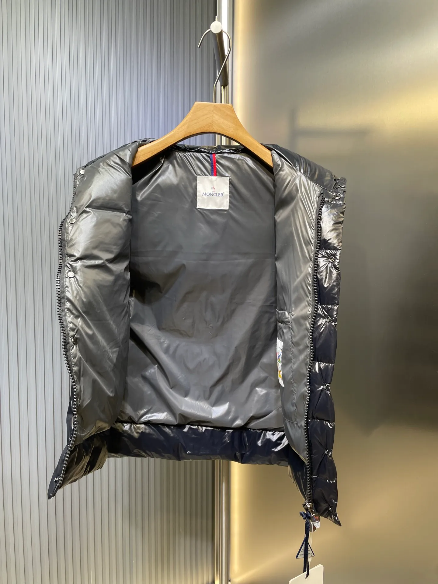 P900 moncler🌟Special grade down vest Original customized hardware accessories are all imported and original customized. Welcome to compare. Absolutely high quality. Use top 95 white duck down. Super soft. Filled with fluffy and full feathers. Super heavy work. Fabric workmanship. Perfect version. Note that the fabric is super comfortable. Exclusive model. Non-market product. Same size for men and women. Size: 12345