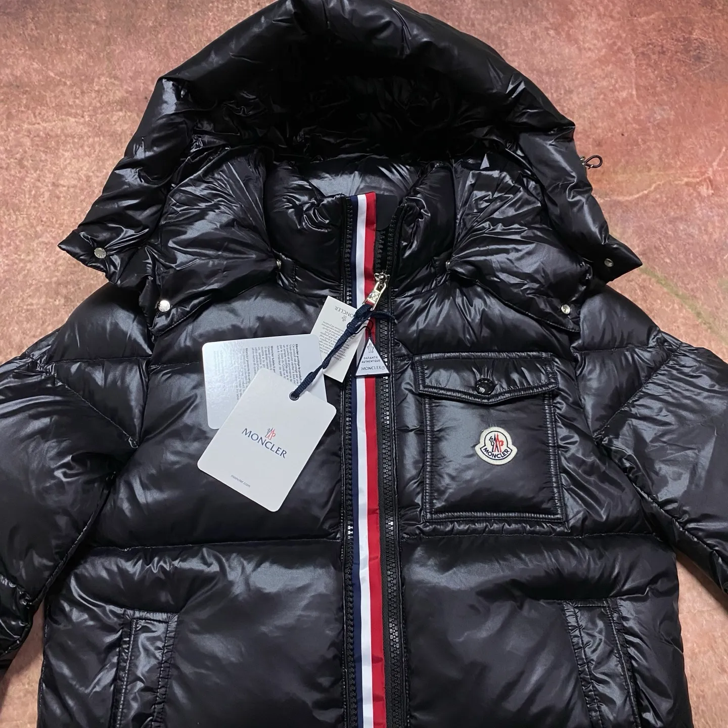 P740 disruptive upgrade! Moncler's three-color web zipper down jacket legendary color strip series. Original craftsmanship + scientific and technological verification, redefining high-end standards!  ✔️[Iconic color strip design will never go out of style] 100% restoration of Moner’s classic track stripe design. Iconic color splicing process on sleeve arms, perfect. Available in black and white, easy to match various styles. ✔️[Top cold protection system, full performance] Made of high-end glossy windproof nylon fabric. 90% high-quality white duck down filling, 800+ fill power. Precision quilting process to effectively prevent velvet ✔️[Two-color strategy Full coverage] ⬛��� Black model: classic, calm and versatile ⬜️ White model: refreshing and eye-catching, street focus Black code 1-5 White code 1-3 Code 1: Length 69 Bust 108 Shoulder width 48 Sleeve length 63 High-end versions of high-quality goods are different from junk goods in the market. 🗯️The same pictures and different prices are different versions. ✅Don’t be fooled by the same copywriters and pirated picture gangs who mix and distribute high-luxury pictures at low prices. Once you receive it and compare the quality, you will know where the difference is. Don’t lie. Look for the terminal. I don’t guarantee that my products are the cheapest, but I definitely guarantee that they are worth every penny of your hard-earned money! 💰1200 disruptive upgrade! The Moner down jacket legendary color strip series is equipped with NFC chip system for the first time! Original craftsmanship + scientific and technological verification, redefining high-end standards!  ✔️【Chip-level restoration, supports NFC sensing】Major upgrade! Built-in original NFC chip of the same type. The phone can read the chip information by placing the phone close to the chest LOGO. Experience-level verification process (note: chip verification is the experience of brand anti-counterfeiting function) ✔️[Iconic color strip design will never go out of style] 100% restoration of Moner’s classic track stripe design. Iconic color splicing process on sleeve arms, perfect. Available in black and white, easy to match various styles. ✔️[Top cold protection system with full performance] Made of high-end glossy windproof nylon fabric Filled with 90% high-quality white duck down, 800+ fill power, precision quilting technology, effectively prevents velvet drilling ✔️[Two-color strategy, full coverage] ⬛️ Black model: classic and unbeatable, calm and versatile ⬜️ White model: refreshing and eye-catching, street focus Black code 1-5 Code 1: Length 69 Bust 108 Shoulder width 48 Sleeve length 63 Code 2: Clothes length 71 Bust 112, shoulder width 49, sleeve length 64. Size 3: Dress length 73, bust 116, shoulder width 50, sleeve length 65. Size 4: dress length 75, bust 120, shoulder width 51, sleeve length 66. Size 5: dress length 77, bust 124, shoulder width 52, sleeve length 67.