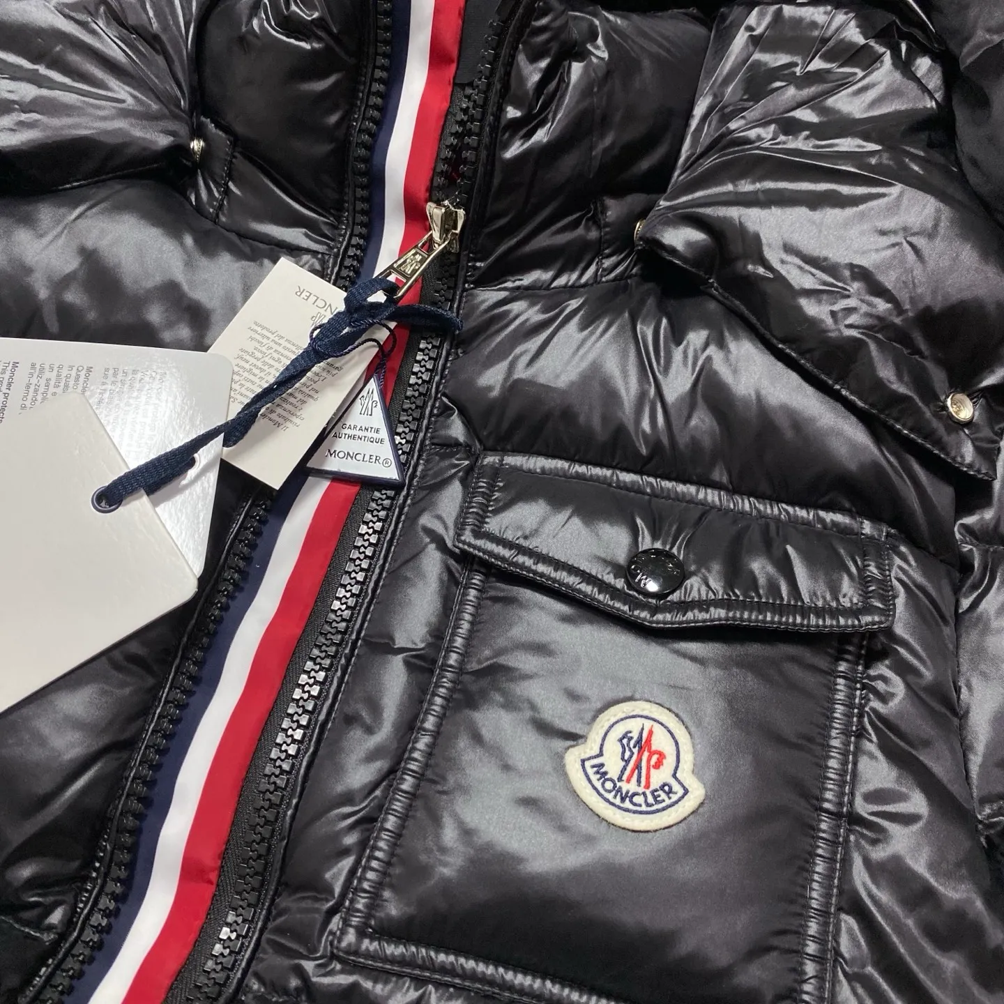 P740 disruptive upgrade! Moncler's three-color web zipper down jacket legendary color strip series. Original craftsmanship + scientific and technological verification, redefining high-end standards!  ✔️[Iconic color strip design will never go out of style] 100% restoration of Moner’s classic track stripe design. Iconic color splicing process on sleeve arms, perfect. Available in black and white, easy to match various styles. ✔️[Top cold protection system, full performance] Made of high-end glossy windproof nylon fabric. 90% high-quality white duck down filling, 800+ fill power. Precision quilting process to effectively prevent velvet ✔️[Two-color strategy Full coverage] ⬛��� Black model: classic, calm and versatile ⬜️ White model: refreshing and eye-catching, street focus Black code 1-5 White code 1-3 Code 1: Length 69 Bust 108 Shoulder width 48 Sleeve length 63 High-end versions of high-quality goods are different from junk goods in the market. 🗯️The same pictures and different prices are different versions. ✅Don’t be fooled by the same copywriters and pirated picture gangs who mix and distribute high-luxury pictures at low prices. Once you receive it and compare the quality, you will know where the difference is. Don’t lie. Look for the terminal. I don’t guarantee that my products are the cheapest, but I definitely guarantee that they are worth every penny of your hard-earned money! 💰1200 disruptive upgrade! The Moner down jacket legendary color strip series is equipped with NFC chip system for the first time! Original craftsmanship + scientific and technological verification, redefining high-end standards!  ✔️【Chip-level restoration, supports NFC sensing】Major upgrade! Built-in original NFC chip of the same type. The phone can read the chip information by placing the phone close to the chest LOGO. Experience-level verification process (note: chip verification is the experience of brand anti-counterfeiting function) ✔️[Iconic color strip design will never go out of style] 100% restoration of Moner’s classic track stripe design. Iconic color splicing process on sleeve arms, perfect. Available in black and white, easy to match various styles. ✔️[Top cold protection system with full performance] Made of high-end glossy windproof nylon fabric Filled with 90% high-quality white duck down, 800+ fill power, precision quilting technology, effectively prevents velvet drilling ✔️[Two-color strategy, full coverage] ⬛️ Black model: classic and unbeatable, calm and versatile ⬜️ White model: refreshing and eye-catching, street focus Black code 1-5 Code 1: Length 69 Bust 108 Shoulder width 48 Sleeve length 63 Code 2: Clothes length 71 Bust 112, shoulder width 49, sleeve length 64. Size 3: Dress length 73, bust 116, shoulder width 50, sleeve length 65. Size 4: dress length 75, bust 120, shoulder width 51, sleeve length 66. Size 5: dress length 77, bust 124, shoulder width 52, sleeve length 67.