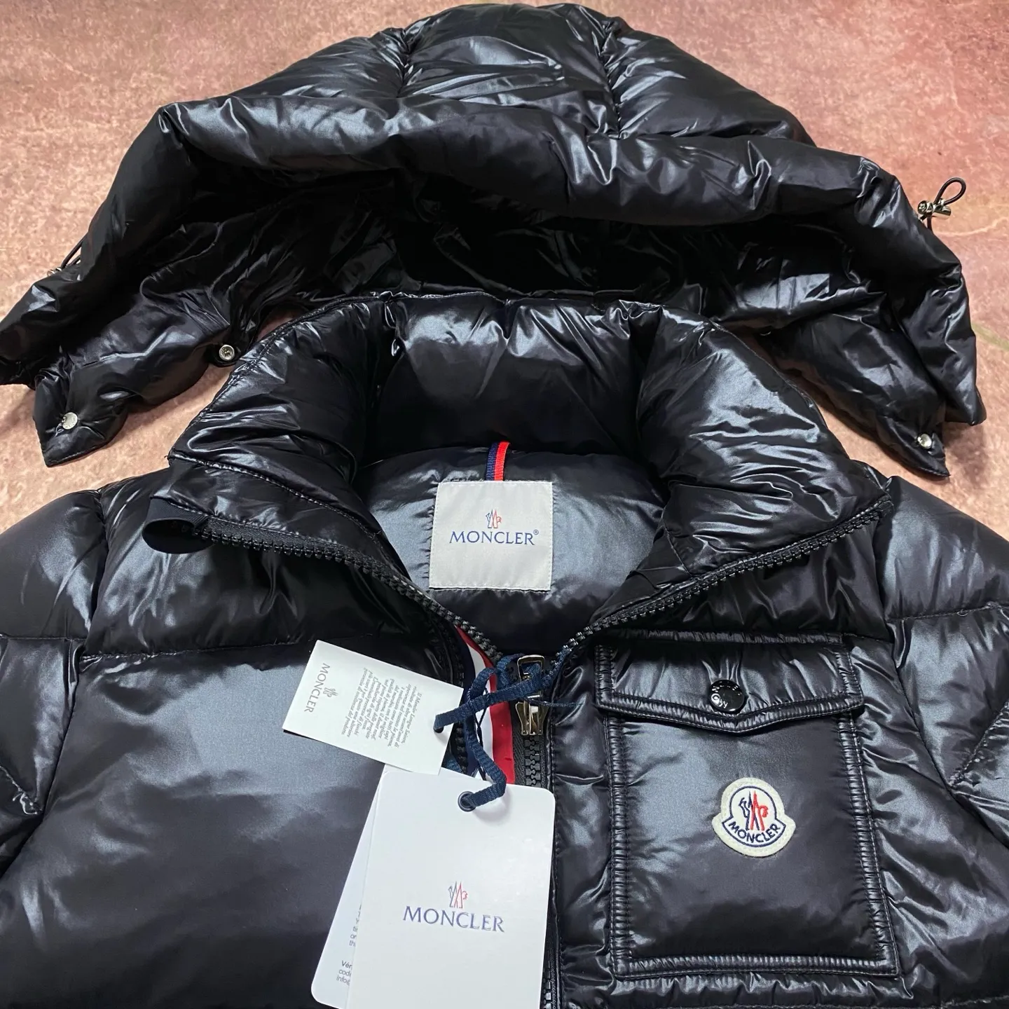 P740 disruptive upgrade! Moncler's three-color web zipper down jacket legendary color strip series. Original craftsmanship + scientific and technological verification, redefining high-end standards!  ✔️[Iconic color strip design will never go out of style] 100% restoration of Moner’s classic track stripe design. Iconic color splicing process on sleeve arms, perfect. Available in black and white, easy to match various styles. ✔️[Top cold protection system, full performance] Made of high-end glossy windproof nylon fabric. 90% high-quality white duck down filling, 800+ fill power. Precision quilting process to effectively prevent velvet ✔️[Two-color strategy Full coverage] ⬛��� Black model: classic, calm and versatile ⬜️ White model: refreshing and eye-catching, street focus Black code 1-5 White code 1-3 Code 1: Length 69 Bust 108 Shoulder width 48 Sleeve length 63 High-end versions of high-quality goods are different from junk goods in the market. 🗯️The same pictures and different prices are different versions. ✅Don’t be fooled by the same copywriters and pirated picture gangs who mix and distribute high-luxury pictures at low prices. Once you receive it and compare the quality, you will know where the difference is. Don’t lie. Look for the terminal. I don’t guarantee that my products are the cheapest, but I definitely guarantee that they are worth every penny of your hard-earned money! 💰1200 disruptive upgrade! The Moner down jacket legendary color strip series is equipped with NFC chip system for the first time! Original craftsmanship + scientific and technological verification, redefining high-end standards!  ✔️【Chip-level restoration, supports NFC sensing】Major upgrade! Built-in original NFC chip of the same type. The phone can read the chip information by placing the phone close to the chest LOGO. Experience-level verification process (note: chip verification is the experience of brand anti-counterfeiting function) ✔️[Iconic color strip design will never go out of style] 100% restoration of Moner’s classic track stripe design. Iconic color splicing process on sleeve arms, perfect. Available in black and white, easy to match various styles. ✔️[Top cold protection system with full performance] Made of high-end glossy windproof nylon fabric Filled with 90% high-quality white duck down, 800+ fill power, precision quilting technology, effectively prevents velvet drilling ✔️[Two-color strategy, full coverage] ⬛️ Black model: classic and unbeatable, calm and versatile ⬜️ White model: refreshing and eye-catching, street focus Black code 1-5 Code 1: Length 69 Bust 108 Shoulder width 48 Sleeve length 63 Code 2: Clothes length 71 Bust 112, shoulder width 49, sleeve length 64. Size 3: Dress length 73, bust 116, shoulder width 50, sleeve length 65. Size 4: dress length 75, bust 120, shoulder width 51, sleeve length 66. Size 5: dress length 77, bust 124, shoulder width 52, sleeve length 67.