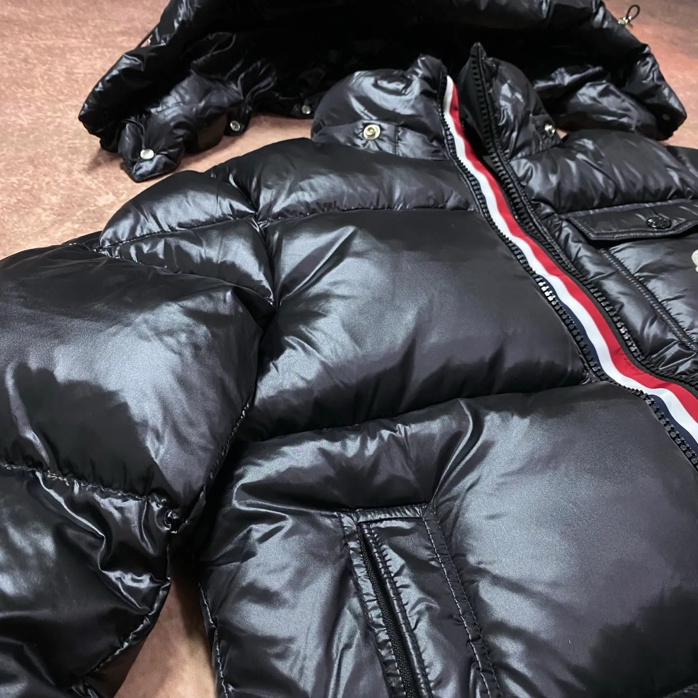 P740 disruptive upgrade! Moncler's three-color web zipper down jacket legendary color strip series. Original craftsmanship + scientific and technological verification, redefining high-end standards!  ✔️[Iconic color strip design will never go out of style] 100% restoration of Moner’s classic track stripe design. Iconic color splicing process on sleeve arms, perfect. Available in black and white, easy to match various styles. ✔️[Top cold protection system, full performance] Made of high-end glossy windproof nylon fabric. 90% high-quality white duck down filling, 800+ fill power. Precision quilting process to effectively prevent velvet ✔️[Two-color strategy Full coverage] ⬛��� Black model: classic, calm and versatile ⬜️ White model: refreshing and eye-catching, street focus Black code 1-5 White code 1-3 Code 1: Length 69 Bust 108 Shoulder width 48 Sleeve length 63 High-end versions of high-quality goods are different from junk goods in the market. 🗯️The same pictures and different prices are different versions. ✅Don’t be fooled by the same copywriters and pirated picture gangs who mix and distribute high-luxury pictures at low prices. Once you receive it and compare the quality, you will know where the difference is. Don’t lie. Look for the terminal. I don’t guarantee that my products are the cheapest, but I definitely guarantee that they are worth every penny of your hard-earned money! 💰1200 disruptive upgrade! The Moner down jacket legendary color strip series is equipped with NFC chip system for the first time! Original craftsmanship + scientific and technological verification, redefining high-end standards!  ✔️【Chip-level restoration, supports NFC sensing】Major upgrade! Built-in original NFC chip of the same type. The phone can read the chip information by placing the phone close to the chest LOGO. Experience-level verification process (note: chip verification is the experience of brand anti-counterfeiting function) ✔️[Iconic color strip design will never go out of style] 100% restoration of Moner’s classic track stripe design. Iconic color splicing process on sleeve arms, perfect. Available in black and white, easy to match various styles. ✔️[Top cold protection system with full performance] Made of high-end glossy windproof nylon fabric Filled with 90% high-quality white duck down, 800+ fill power, precision quilting technology, effectively prevents velvet drilling ✔️[Two-color strategy, full coverage] ⬛️ Black model: classic and unbeatable, calm and versatile ⬜️ White model: refreshing and eye-catching, street focus Black code 1-5 Code 1: Length 69 Bust 108 Shoulder width 48 Sleeve length 63 Code 2: Clothes length 71 Bust 112, shoulder width 49, sleeve length 64. Size 3: Dress length 73, bust 116, shoulder width 50, sleeve length 65. Size 4: dress length 75, bust 120, shoulder width 51, sleeve length 66. Size 5: dress length 77, bust 124, shoulder width 52, sleeve length 67.