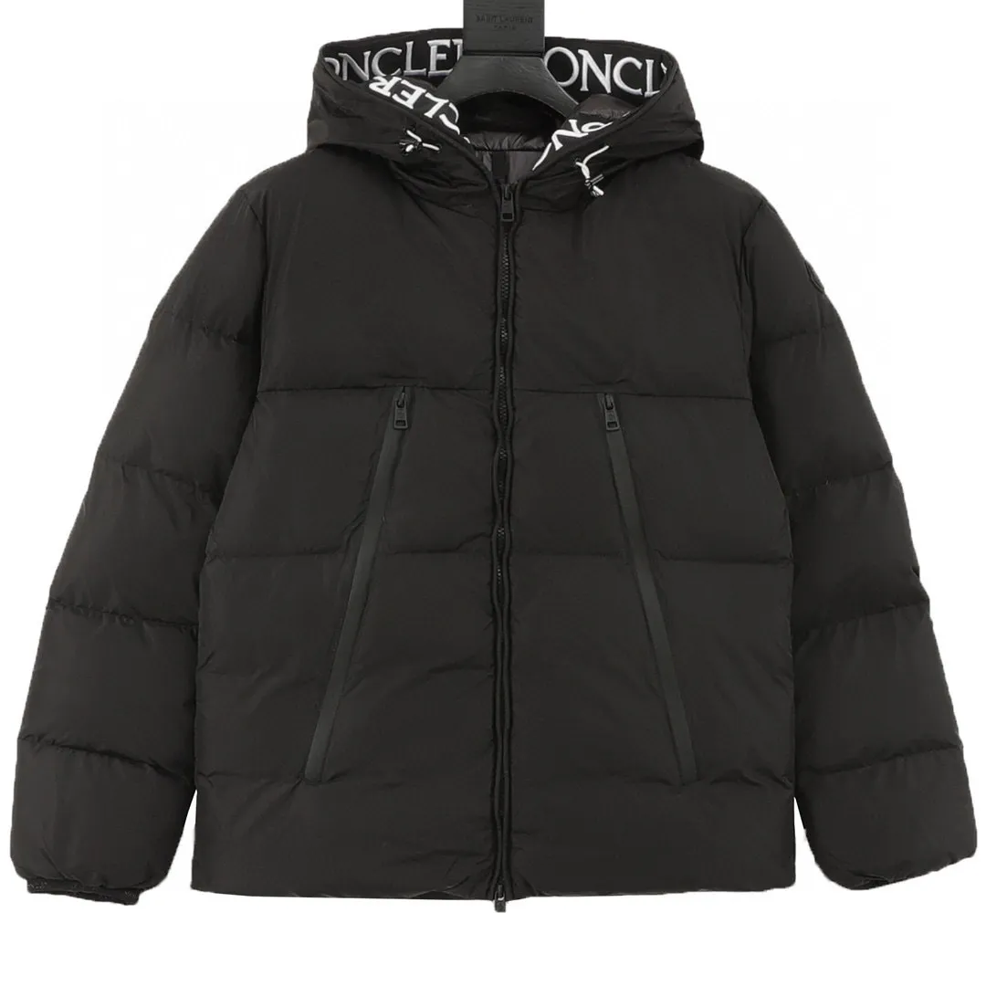 P780 Moncler/Mask lining placket embroidered letter logo down jacket 21 new trendy hooded down jacket, same style for men and women, perfect as a couple's style. The new design reproduces the characteristics of the jacket in the 1980s. The hood and yoke are made of spliced cotton fabric, the logo embroidered webbing on the inside of the hood, and the large pocket zipper has two layers of small pockets inside, which protects your hands and is also very practical! The outer layer is made of 12d nylon imported fabric with a density of 420t, windproof and waterproof treatment of 90% white goose down + 10% feather filling, and a down filling capacity of more than 400g. It is thick and fluffy, has a high down filling capacity, feels fluffy and delicate, the upper body is light and comfortable, and has very good thermal insulation properties. The hooded design combines age-reducing vitality with warmth. The embroidery in the hat is more unique! The zipper on the placket is smooth and more resistant to wind and cold. Classic black and white, you can wear it with jeans every day. It can be worn with a simple combination to create a different feeling. Chao's special down jacket can be used in cold areas in the north. It is a must-have in winter! Style number: A90# Color: black Size: 1-5
