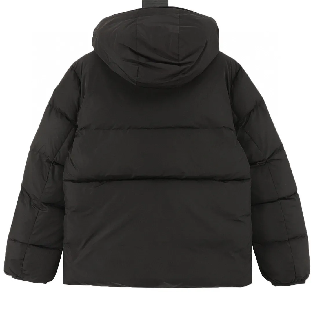 P780 Moncler/Mask lining placket embroidered letter logo down jacket 21 new trendy hooded down jacket, same style for men and women, perfect as a couple's style. The new design reproduces the characteristics of the jacket in the 1980s. The hood and yoke are made of spliced cotton fabric, the logo embroidered webbing on the inside of the hood, and the large pocket zipper has two layers of small pockets inside, which protects your hands and is also very practical! The outer layer is made of 12d nylon imported fabric with a density of 420t, windproof and waterproof treatment of 90% white goose down + 10% feather filling, and a down filling capacity of more than 400g. It is thick and fluffy, has a high down filling capacity, feels fluffy and delicate, the upper body is light and comfortable, and has very good thermal insulation properties. The hooded design combines age-reducing vitality with warmth. The embroidery in the hat is more unique! The zipper on the placket is smooth and more resistant to wind and cold. Classic black and white, you can wear it with jeans every day. It can be worn with a simple combination to create a different feeling. Chao's special down jacket can be used in cold areas in the north. It is a must-have in winter! Style number: A90# Color: black Size: 1-5