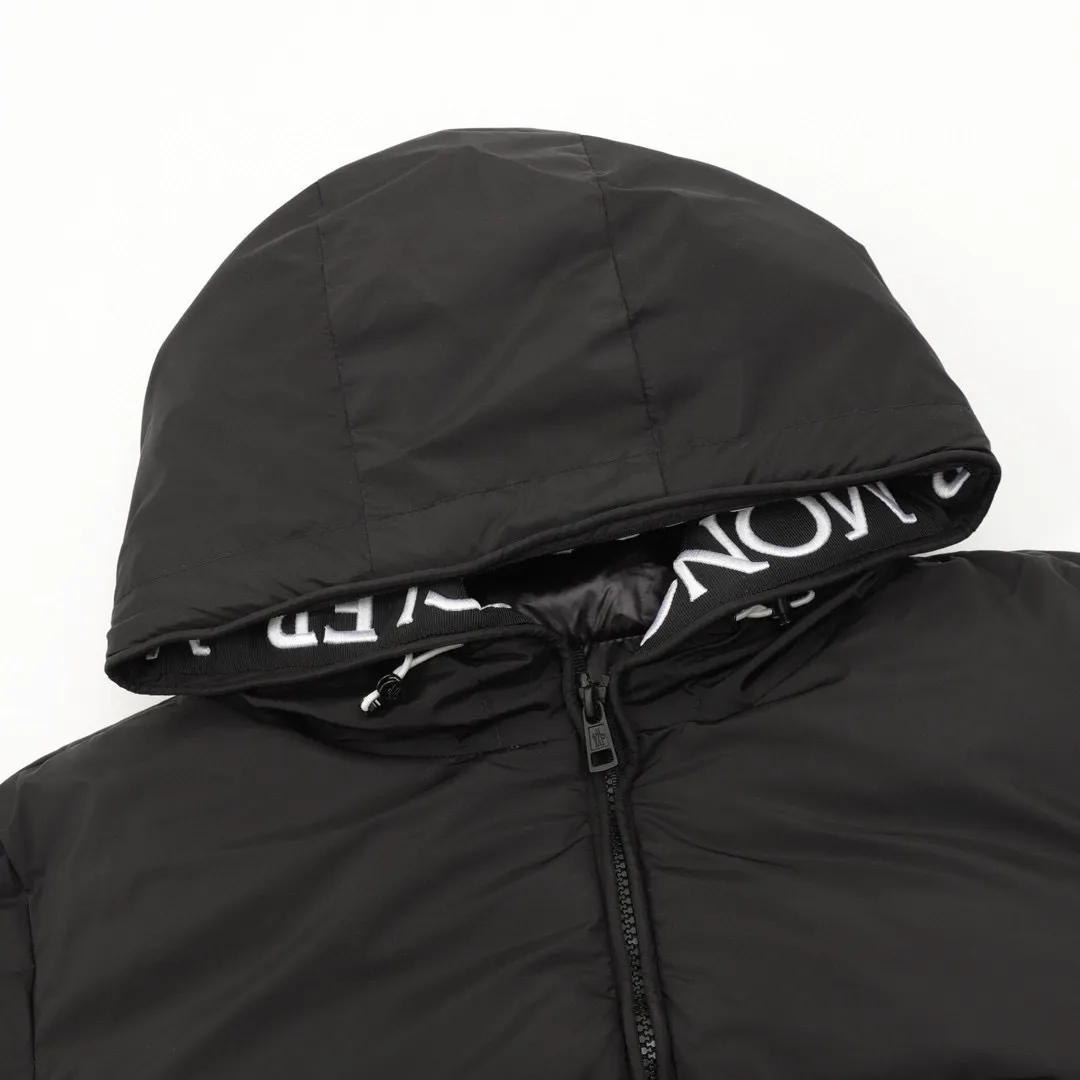 P780 Moncler/Mask lining placket embroidered letter logo down jacket 21 new trendy hooded down jacket, same style for men and women, perfect as a couple's style. The new design reproduces the characteristics of the jacket in the 1980s. The hood and yoke are made of spliced cotton fabric, the logo embroidered webbing on the inside of the hood, and the large pocket zipper has two layers of small pockets inside, which protects your hands and is also very practical! The outer layer is made of 12d nylon imported fabric with a density of 420t, windproof and waterproof treatment of 90% white goose down + 10% feather filling, and a down filling capacity of more than 400g. It is thick and fluffy, has a high down filling capacity, feels fluffy and delicate, the upper body is light and comfortable, and has very good thermal insulation properties. The hooded design combines age-reducing vitality with warmth. The embroidery in the hat is more unique! The zipper on the placket is smooth and more resistant to wind and cold. Classic black and white, you can wear it with jeans every day. It can be worn with a simple combination to create a different feeling. Chao's special down jacket can be used in cold areas in the north. It is a must-have in winter! Style number: A90# Color: black Size: 1-5