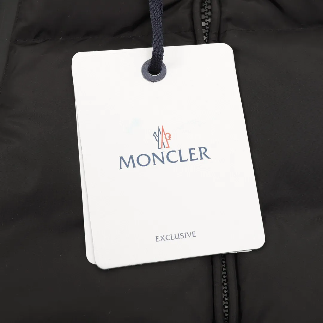 P780 Moncler/Mask lining placket embroidered letter logo down jacket 21 new trendy hooded down jacket, same style for men and women, perfect as a couple's style. The new design reproduces the characteristics of the jacket in the 1980s. The hood and yoke are made of spliced cotton fabric, the logo embroidered webbing on the inside of the hood, and the large pocket zipper has two layers of small pockets inside, which protects your hands and is also very practical! The outer layer is made of 12d nylon imported fabric with a density of 420t, windproof and waterproof treatment of 90% white goose down + 10% feather filling, and a down filling capacity of more than 400g. It is thick and fluffy, has a high down filling capacity, feels fluffy and delicate, the upper body is light and comfortable, and has very good thermal insulation properties. The hooded design combines age-reducing vitality with warmth. The embroidery in the hat is more unique! The zipper on the placket is smooth and more resistant to wind and cold. Classic black and white, you can wear it with jeans every day. It can be worn with a simple combination to create a different feeling. Chao's special down jacket can be used in cold areas in the north. It is a must-have in winter! Style number: A90# Color: black Size: 1-5