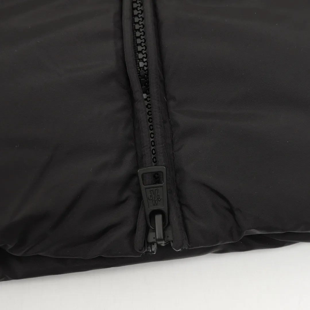P780 Moncler/Mask lining placket embroidered letter logo down jacket 21 new trendy hooded down jacket, same style for men and women, perfect as a couple's style. The new design reproduces the characteristics of the jacket in the 1980s. The hood and yoke are made of spliced cotton fabric, the logo embroidered webbing on the inside of the hood, and the large pocket zipper has two layers of small pockets inside, which protects your hands and is also very practical! The outer layer is made of 12d nylon imported fabric with a density of 420t, windproof and waterproof treatment of 90% white goose down + 10% feather filling, and a down filling capacity of more than 400g. It is thick and fluffy, has a high down filling capacity, feels fluffy and delicate, the upper body is light and comfortable, and has very good thermal insulation properties. The hooded design combines age-reducing vitality with warmth. The embroidery in the hat is more unique! The zipper on the placket is smooth and more resistant to wind and cold. Classic black and white, you can wear it with jeans every day. It can be worn with a simple combination to create a different feeling. Chao's special down jacket can be used in cold areas in the north. It is a must-have in winter! Style number: A90# Color: black Size: 1-5