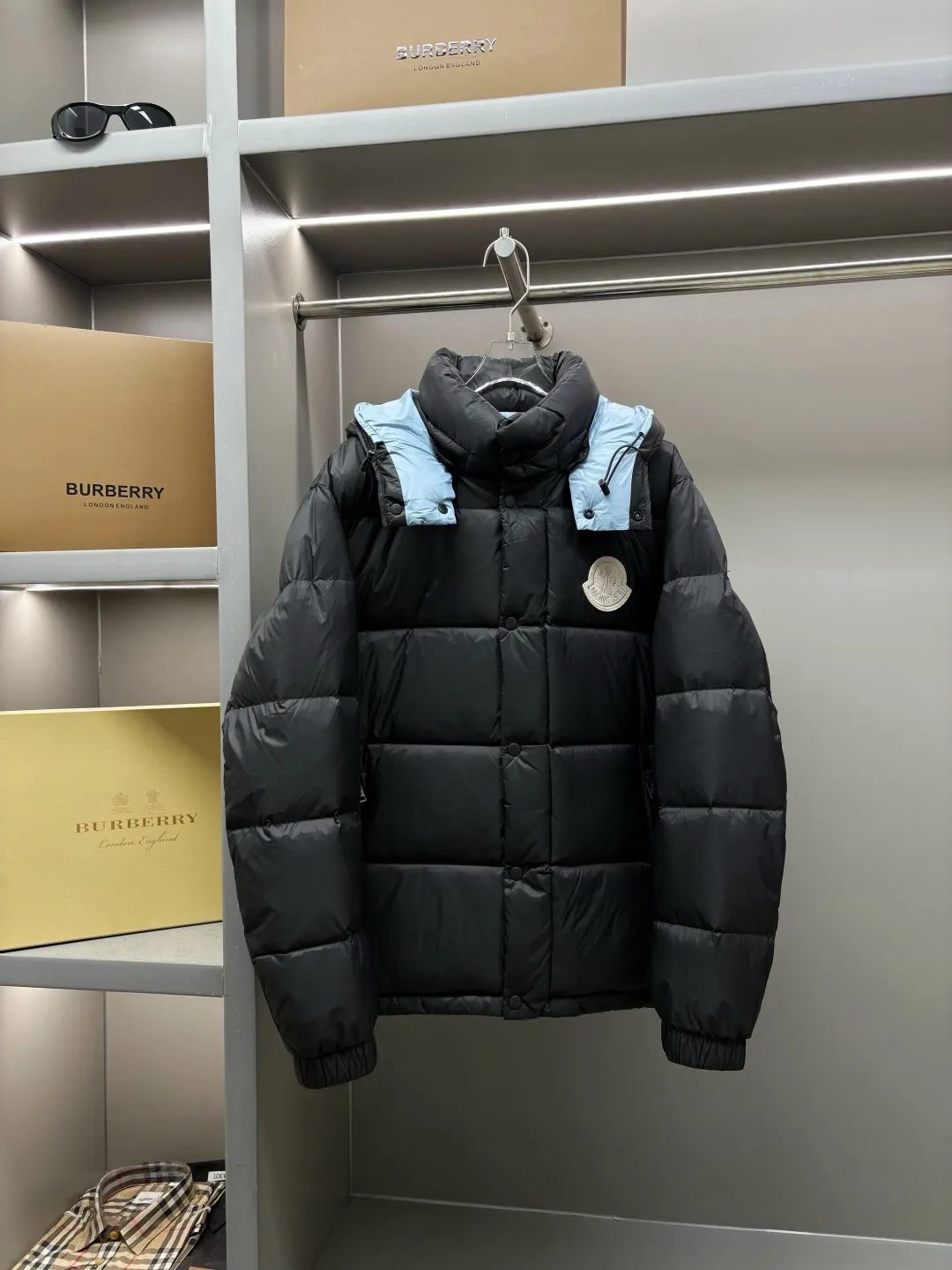 P1160 Moncler Cyclone down jacket with mouth covering, same style for men and women, ready for sale. The Cyclone down jacket uses a modern approach to interpret the classic silhouette of the 1980s and adopts a new simple version design. This cropped down jacket is made from nylon and features a removable hood and contrasting lining. Nylon laqué lining, filled with 95% white goose down, zip and snap fastening. Zippered pockets, elasticated cuffs, and elastic drawstring hem. Size: M-XXXL Color: blue black
