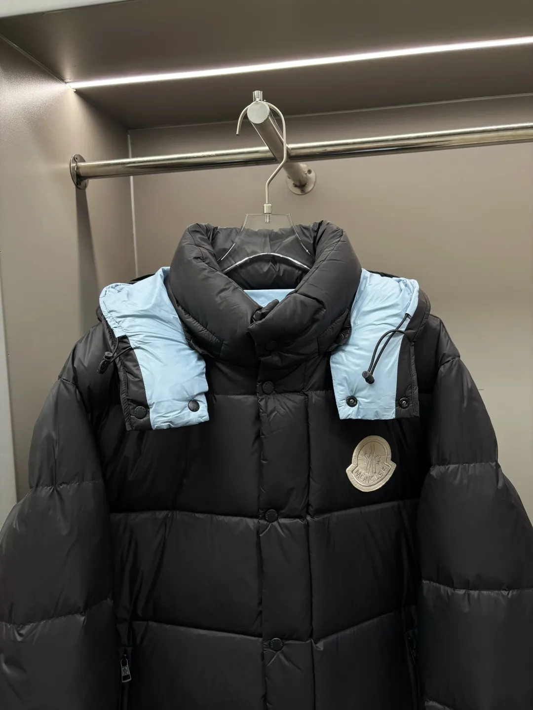 P1160 Moncler Cyclone down jacket with mouth covering, same style for men and women, ready for sale. The Cyclone down jacket uses a modern approach to interpret the classic silhouette of the 1980s and adopts a new simple version design. This cropped down jacket is made from nylon and features a removable hood and contrasting lining. Nylon laqué lining, filled with 95% white goose down, zip and snap fastening. Zippered pockets, elasticated cuffs, and elastic drawstring hem. Size: M-XXXL Color: blue black