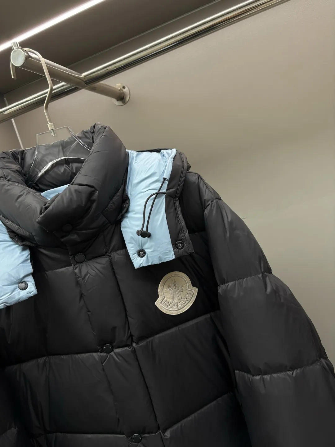 P1160 Moncler Cyclone down jacket with mouth covering, same style for men and women, ready for sale. The Cyclone down jacket uses a modern approach to interpret the classic silhouette of the 1980s and adopts a new simple version design. This cropped down jacket is made from nylon and features a removable hood and contrasting lining. Nylon laqué lining, filled with 95% white goose down, zip and snap fastening. Zippered pockets, elasticated cuffs, and elastic drawstring hem. Size: M-XXXL Color: blue black
