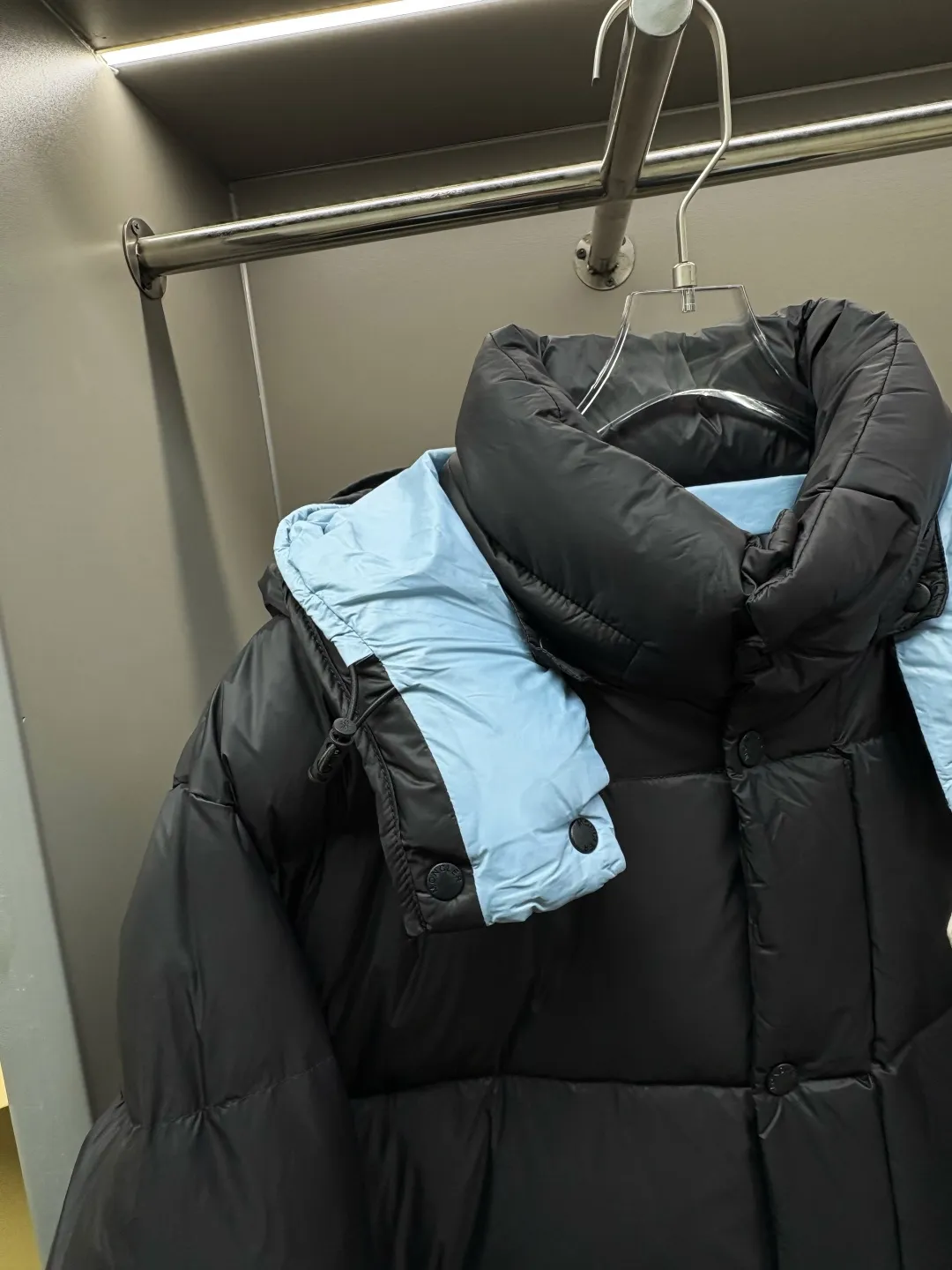 P1160 Moncler Cyclone down jacket with mouth covering, same style for men and women, ready for sale. The Cyclone down jacket uses a modern approach to interpret the classic silhouette of the 1980s and adopts a new simple version design. This cropped down jacket is made from nylon and features a removable hood and contrasting lining. Nylon laqué lining, filled with 95% white goose down, zip and snap fastening. Zippered pockets, elasticated cuffs, and elastic drawstring hem. Size: M-XXXL Color: blue black