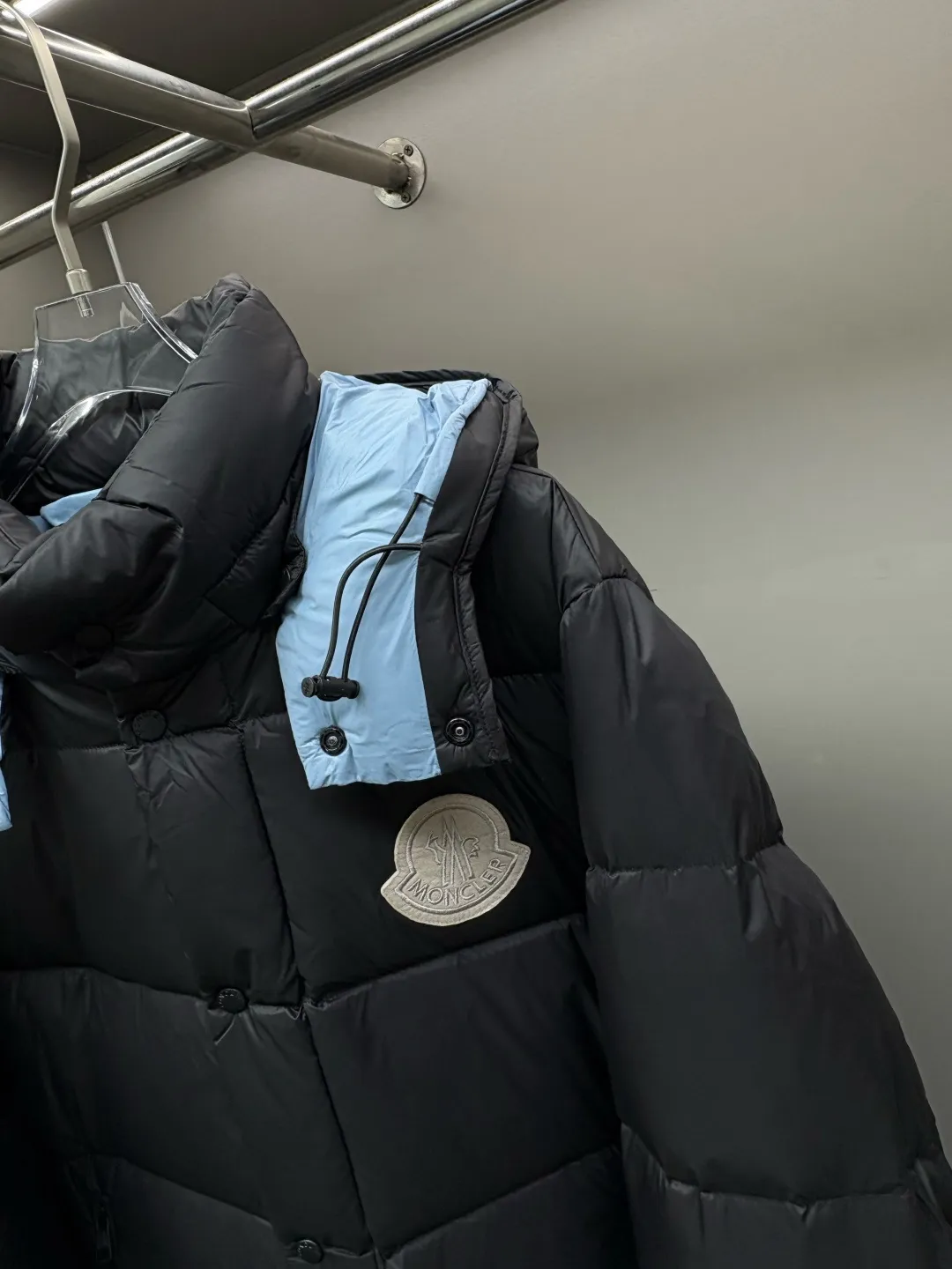 P1160 Moncler Cyclone down jacket with mouth covering, same style for men and women, ready for sale. The Cyclone down jacket uses a modern approach to interpret the classic silhouette of the 1980s and adopts a new simple version design. This cropped down jacket is made from nylon and features a removable hood and contrasting lining. Nylon laqué lining, filled with 95% white goose down, zip and snap fastening. Zippered pockets, elasticated cuffs, and elastic drawstring hem. Size: M-XXXL Color: blue black