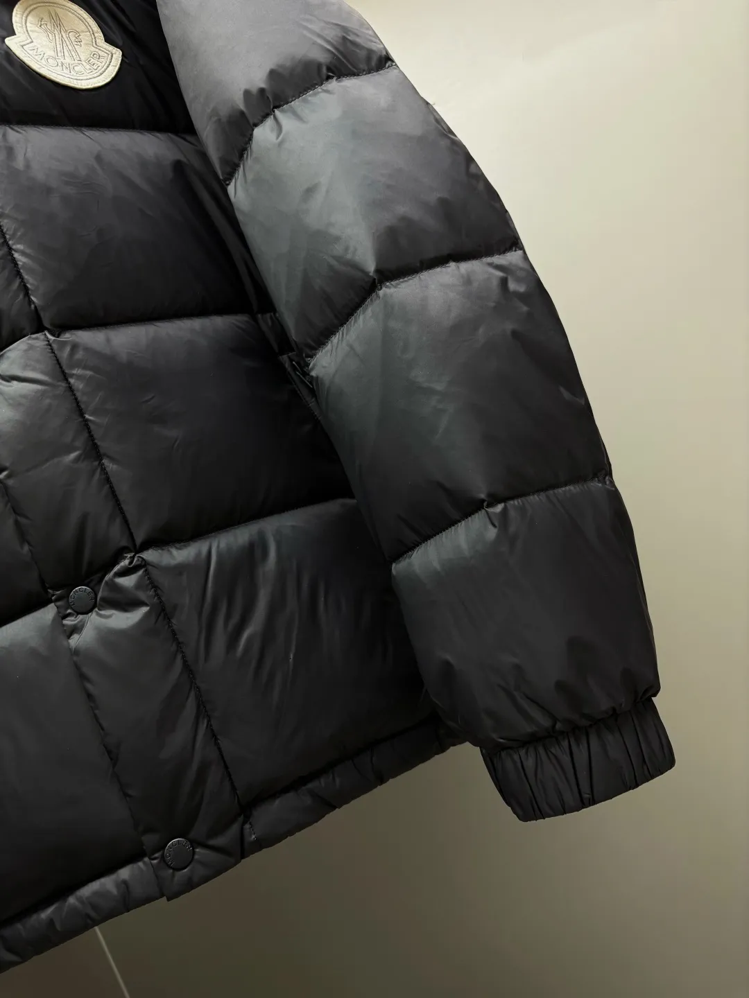 P1160 Moncler Cyclone down jacket with mouth covering, same style for men and women, ready for sale. The Cyclone down jacket uses a modern approach to interpret the classic silhouette of the 1980s and adopts a new simple version design. This cropped down jacket is made from nylon and features a removable hood and contrasting lining. Nylon laqué lining, filled with 95% white goose down, zip and snap fastening. Zippered pockets, elasticated cuffs, and elastic drawstring hem. Size: M-XXXL Color: blue black