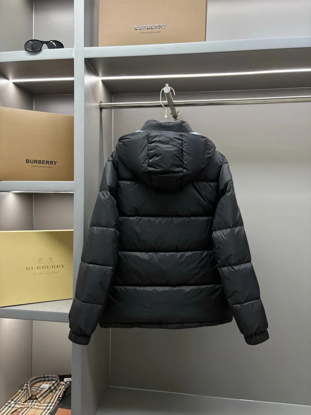 P1160 Moncler Cyclone down jacket with mouth covering, same style for men and women, ready for sale. The Cyclone down jacket uses a modern approach to interpret the classic silhouette of the 1980s and adopts a new simple version design. This cropped down jacket is made from nylon and features a removable hood and contrasting lining. Nylon laqué lining, filled with 95% white goose down, zip and snap fastening. Zippered pockets, elasticated cuffs, and elastic drawstring hem. Size: M-XXXL Color: blue black