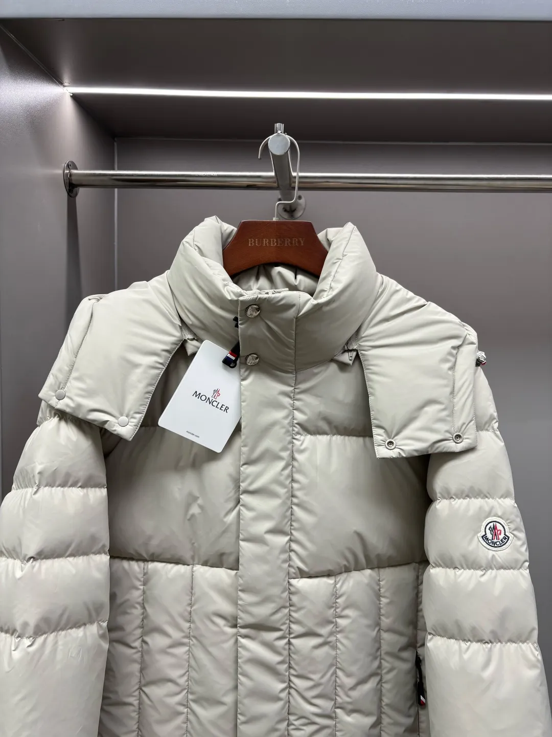 P1100 Moncler's classic removable hooded down jacket, same style for men and women, ready for sale 💥High-end series, hooded down jacket for couples, the hood is removable, the fabric is waterproof and windproof, the four-layer lock velvet does not run away, it is soft and fluffy, very warm, the upper body is contoured, very handsome. Toray's shiny outer material is highly resilient without a trace of stems, with outstanding details and exquisite craftsmanship. It is filled with DIST environmentally friendly 90 white goose down! Basically anywhere in the country is enough! 🔍Details: The yoke and hood are made of fine cotton, the inner layer is made of red nylon fabric with contrasting colors, buttons and hardware are customized one-to-one at the counter, and the Moncler logo patches on the sleeves. Size: M-XXL Color: black beige