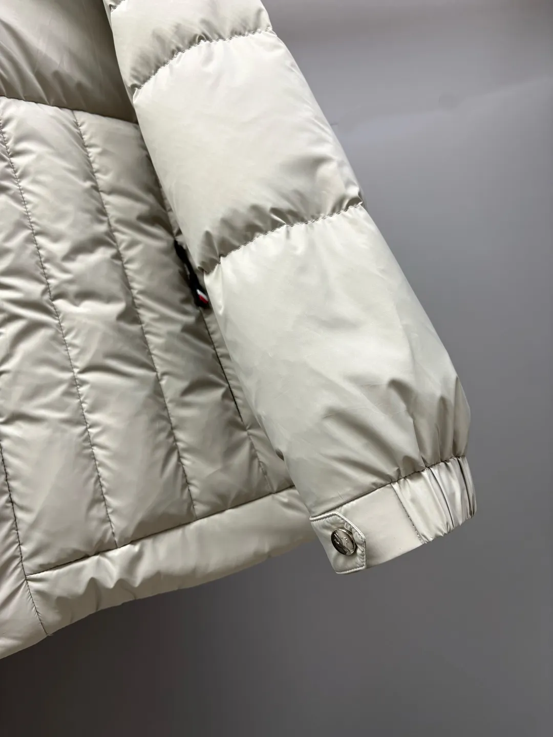 P1100 Moncler's classic removable hooded down jacket, same style for men and women, ready for sale 💥High-end series, hooded down jacket for couples, the hood is removable, the fabric is waterproof and windproof, the four-layer lock velvet does not run away, it is soft and fluffy, very warm, the upper body is contoured, very handsome. Toray's shiny outer material is highly resilient without a trace of stems, with outstanding details and exquisite craftsmanship. It is filled with DIST environmentally friendly 90 white goose down! Basically anywhere in the country is enough! 🔍Details: The yoke and hood are made of fine cotton, the inner layer is made of red nylon fabric with contrasting colors, buttons and hardware are customized one-to-one at the counter, and the Moncler logo patches on the sleeves. Size: M-XXL Color: black beige