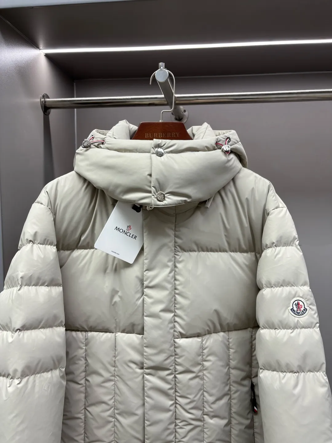 P1100 Moncler's classic removable hooded down jacket, same style for men and women, ready for sale 💥High-end series, hooded down jacket for couples, the hood is removable, the fabric is waterproof and windproof, the four-layer lock velvet does not run away, it is soft and fluffy, very warm, the upper body is contoured, very handsome. Toray's shiny outer material is highly resilient without a trace of stems, with outstanding details and exquisite craftsmanship. It is filled with DIST environmentally friendly 90 white goose down! Basically anywhere in the country is enough! 🔍Details: The yoke and hood are made of fine cotton, the inner layer is made of red nylon fabric with contrasting colors, buttons and hardware are customized one-to-one at the counter, and the Moncler logo patches on the sleeves. Size: M-XXL Color: black beige