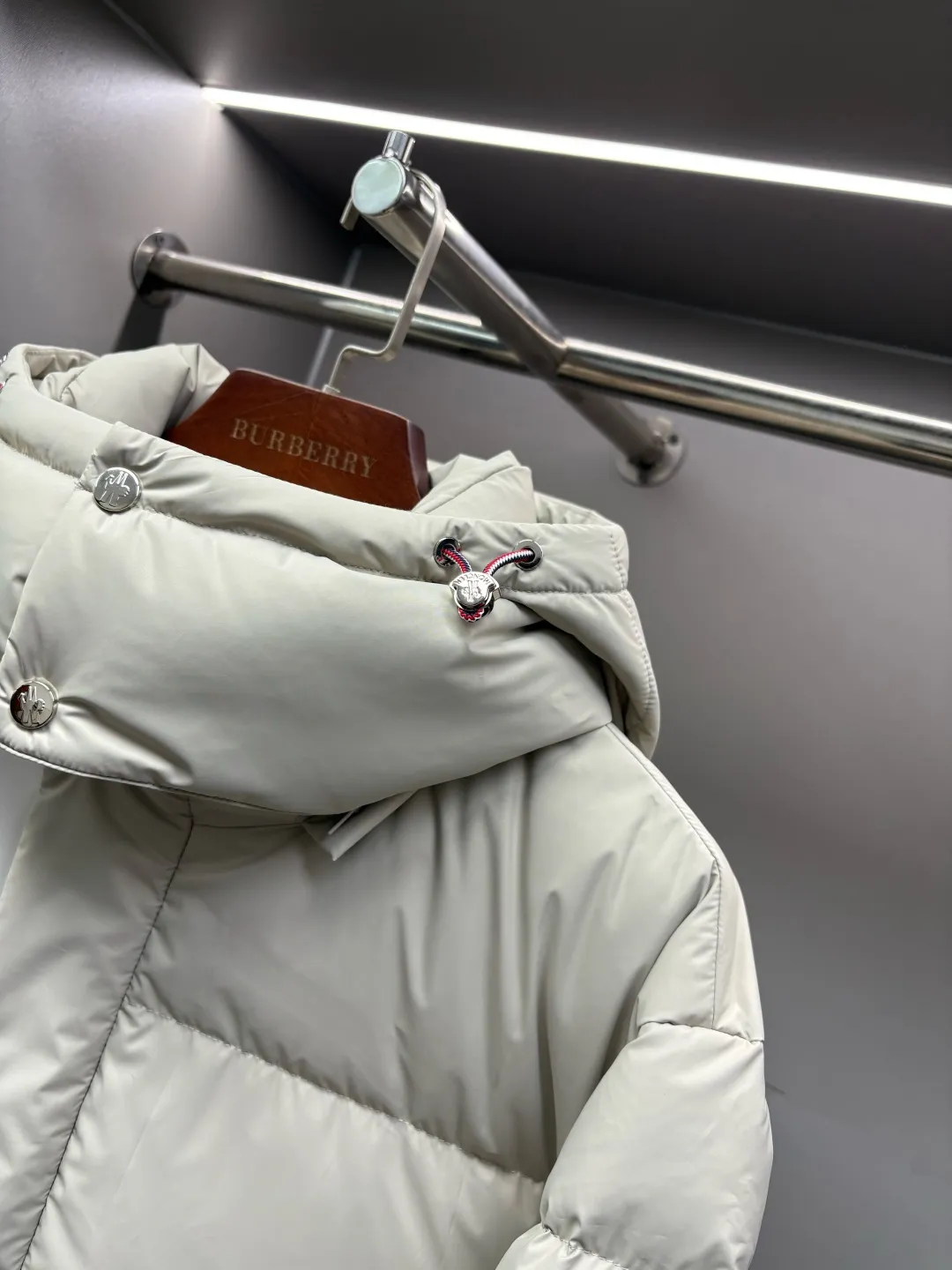 P1100 Moncler's classic removable hooded down jacket, same style for men and women, ready for sale 💥High-end series, hooded down jacket for couples, the hood is removable, the fabric is waterproof and windproof, the four-layer lock velvet does not run away, it is soft and fluffy, very warm, the upper body is contoured, very handsome. Toray's shiny outer material is highly resilient without a trace of stems, with outstanding details and exquisite craftsmanship. It is filled with DIST environmentally friendly 90 white goose down! Basically anywhere in the country is enough! 🔍Details: The yoke and hood are made of fine cotton, the inner layer is made of red nylon fabric with contrasting colors, buttons and hardware are customized one-to-one at the counter, and the Moncler logo patches on the sleeves. Size: M-XXL Color: black beige
