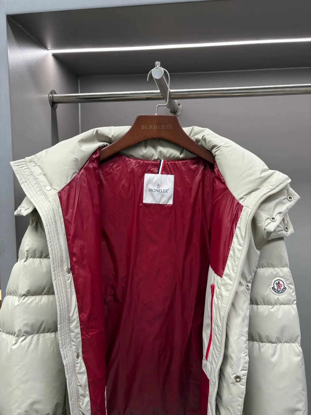 P1100 Moncler's classic removable hooded down jacket, same style for men and women, ready for sale 💥High-end series, hooded down jacket for couples, the hood is removable, the fabric is waterproof and windproof, the four-layer lock velvet does not run away, it is soft and fluffy, very warm, the upper body is contoured, very handsome. Toray's shiny outer material is highly resilient without a trace of stems, with outstanding details and exquisite craftsmanship. It is filled with DIST environmentally friendly 90 white goose down! Basically anywhere in the country is enough! 🔍Details: The yoke and hood are made of fine cotton, the inner layer is made of red nylon fabric with contrasting colors, buttons and hardware are customized one-to-one at the counter, and the Moncler logo patches on the sleeves. Size: M-XXL Color: black beige