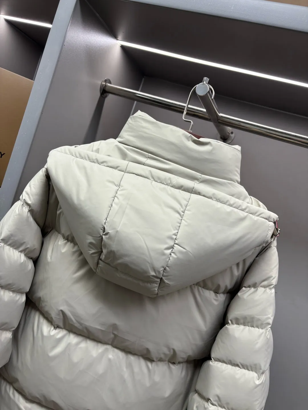 P1100 Moncler's classic removable hooded down jacket, same style for men and women, ready for sale 💥High-end series, hooded down jacket for couples, the hood is removable, the fabric is waterproof and windproof, the four-layer lock velvet does not run away, it is soft and fluffy, very warm, the upper body is contoured, very handsome. Toray's shiny outer material is highly resilient without a trace of stems, with outstanding details and exquisite craftsmanship. It is filled with DIST environmentally friendly 90 white goose down! Basically anywhere in the country is enough! 🔍Details: The yoke and hood are made of fine cotton, the inner layer is made of red nylon fabric with contrasting colors, buttons and hardware are customized one-to-one at the counter, and the Moncler logo patches on the sleeves. Size: M-XXL Color: black beige