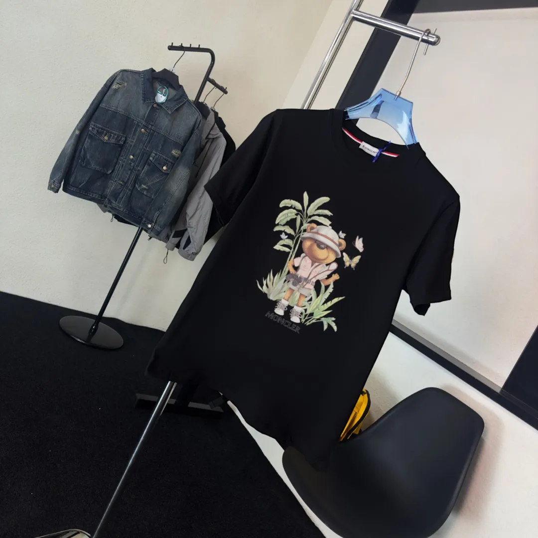 P140 Upgraded version "Mobile phone smart sensor ~ NFC chip armband ~ Direct access to the official website for anti-counterfeiting" "Moncler ~ Mouth Mouth" 2025 new high-quality round neck short-sleeved T-shirt. The cuffs have imported embroidered labels. Customized dyeing, very comfortable to touch. Super versatile and good-looking short-sleeved. Complete with three labels. Non-market ordinary version. Feel free to compare. Quality is absolutely guaranteed! ‼ First of all, this original fabric is all custom-woven with 32-count double yarn fabric, 250G, and the weight is the same‼ Fine workmanship, double waistcoat method, double waistcoat method, double waistcoat method makes the whole dress more three-dimensional, which is not a craft that ordinary T-shirts can achieve🤪 Size: S-M-L-XL-2XL Color: black, white, apricot, same style for men and women
