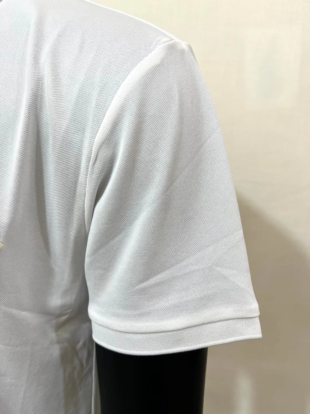 P150 MONCLER 2025ss summer ice silk quick-drying polo shirt, double-label commemorative version synchronized with the official website, short-sleeved T-shirt customized with the same vat-dyed fabric, very comfortable to the touch, light and breathable with a stylish upper body, the latest spring and summer brick cabinet synchronization, logo details in place, original clothing with nfc scan code identification, very versatile style, first choice for business people, wearing a business-sound temperament, a must-have, hangtag Collar label: washed wheat, complete with three labels, color: black, white; size XS-2XL [regular version]