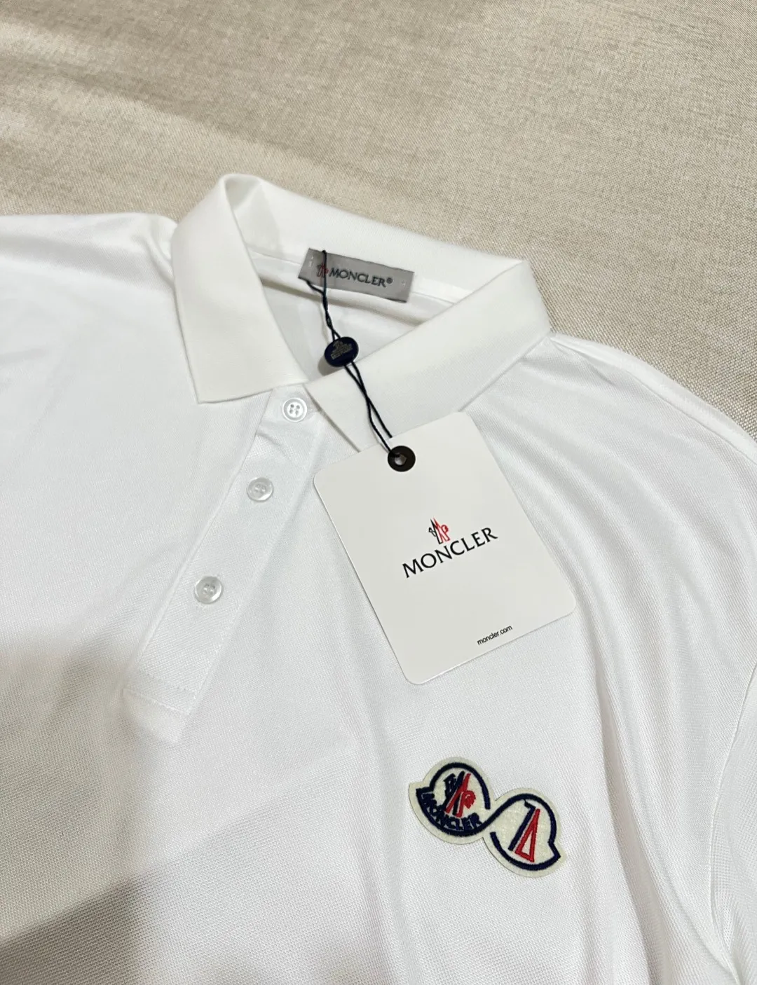 P150 MONCLER 2025ss summer ice silk quick-drying polo shirt, double-label commemorative version synchronized with the official website, short-sleeved T-shirt customized with the same vat-dyed fabric, very comfortable to the touch, light and breathable with a stylish upper body, the latest spring and summer brick cabinet synchronization, logo details in place, original clothing with nfc scan code identification, very versatile style, first choice for business people, wearing a business-sound temperament, a must-have, hangtag Collar label: washed wheat, complete with three labels, color: black, white; size XS-2XL [regular version]