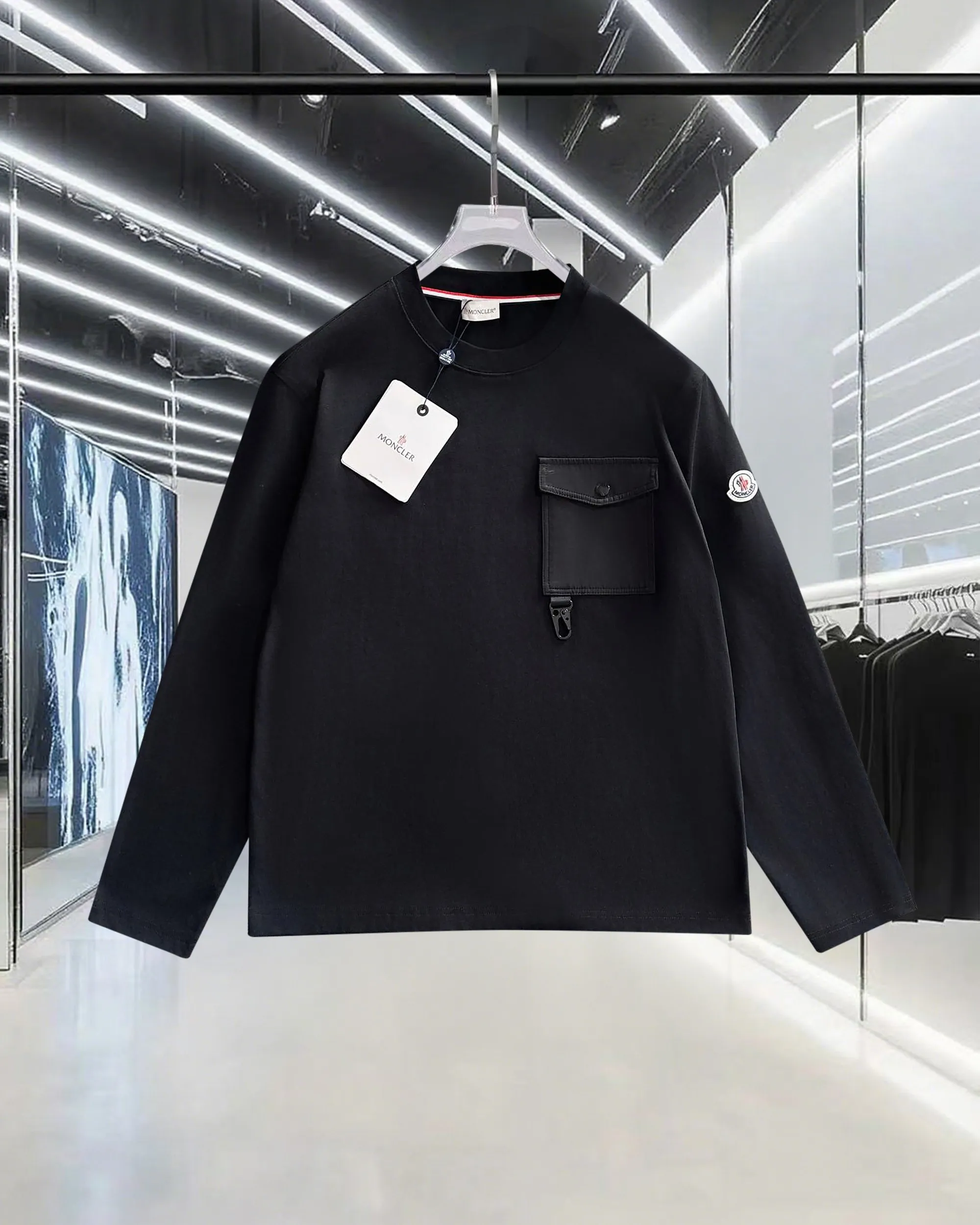 P190 MONCLER/muzzle Woven pocket splicing process Customized small logo Same style for men and women Pullover round neck long-sleeved T-shirt Brand classic Pure cotton fabric 2025ss official synchronization High version High quality Fashion personality Versatile trend Pure original quality Original fabric Hang tag Collar label Washed wheat Complete three labels Color: Black. White. Size: XS S M L