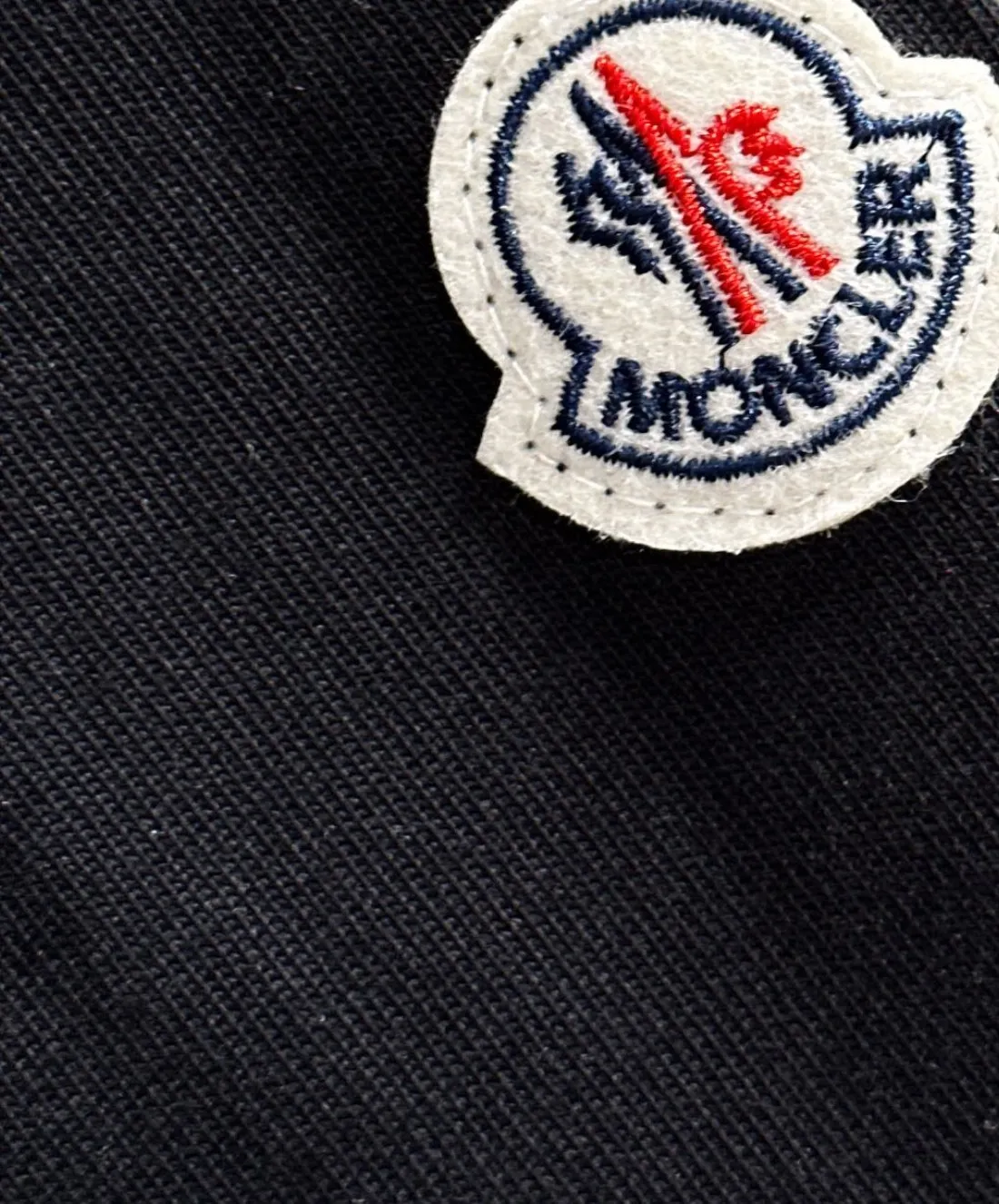 P190 MONCLER/muzzle Woven pocket splicing process Customized small logo Same style for men and women Pullover round neck long-sleeved T-shirt Brand classic Pure cotton fabric 2025ss official synchronization High version High quality Fashion personality Versatile trend Pure original quality Original fabric Hang tag Collar label Washed wheat Complete three labels Color: Black. White. Size: XS S M L