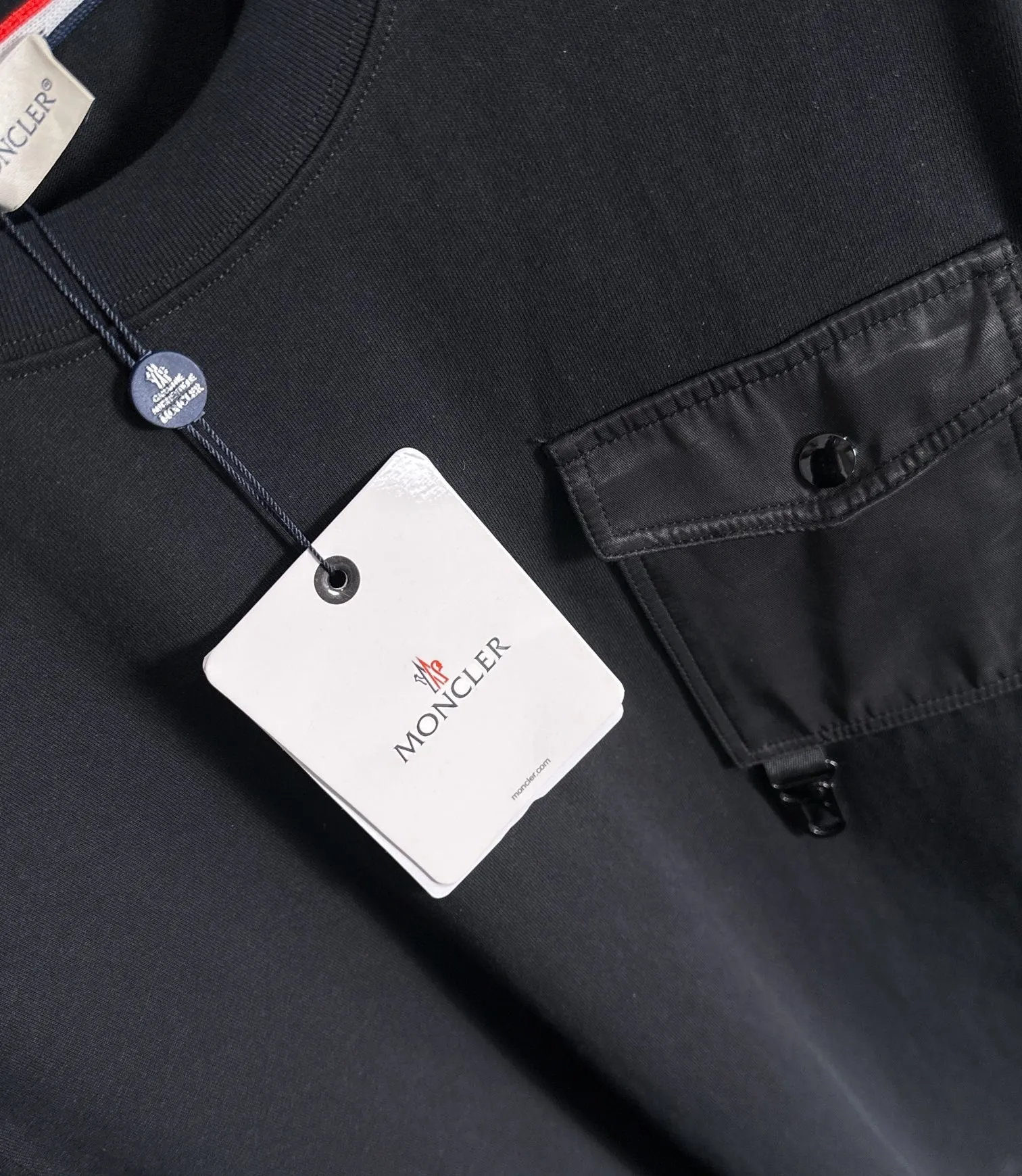 P190 MONCLER/muzzle Woven pocket splicing process Customized small logo Same style for men and women Pullover round neck long-sleeved T-shirt Brand classic Pure cotton fabric 2025ss official synchronization High version High quality Fashion personality Versatile trend Pure original quality Original fabric Hang tag Collar label Washed wheat Complete three labels Color: Black. White. Size: XS S M L