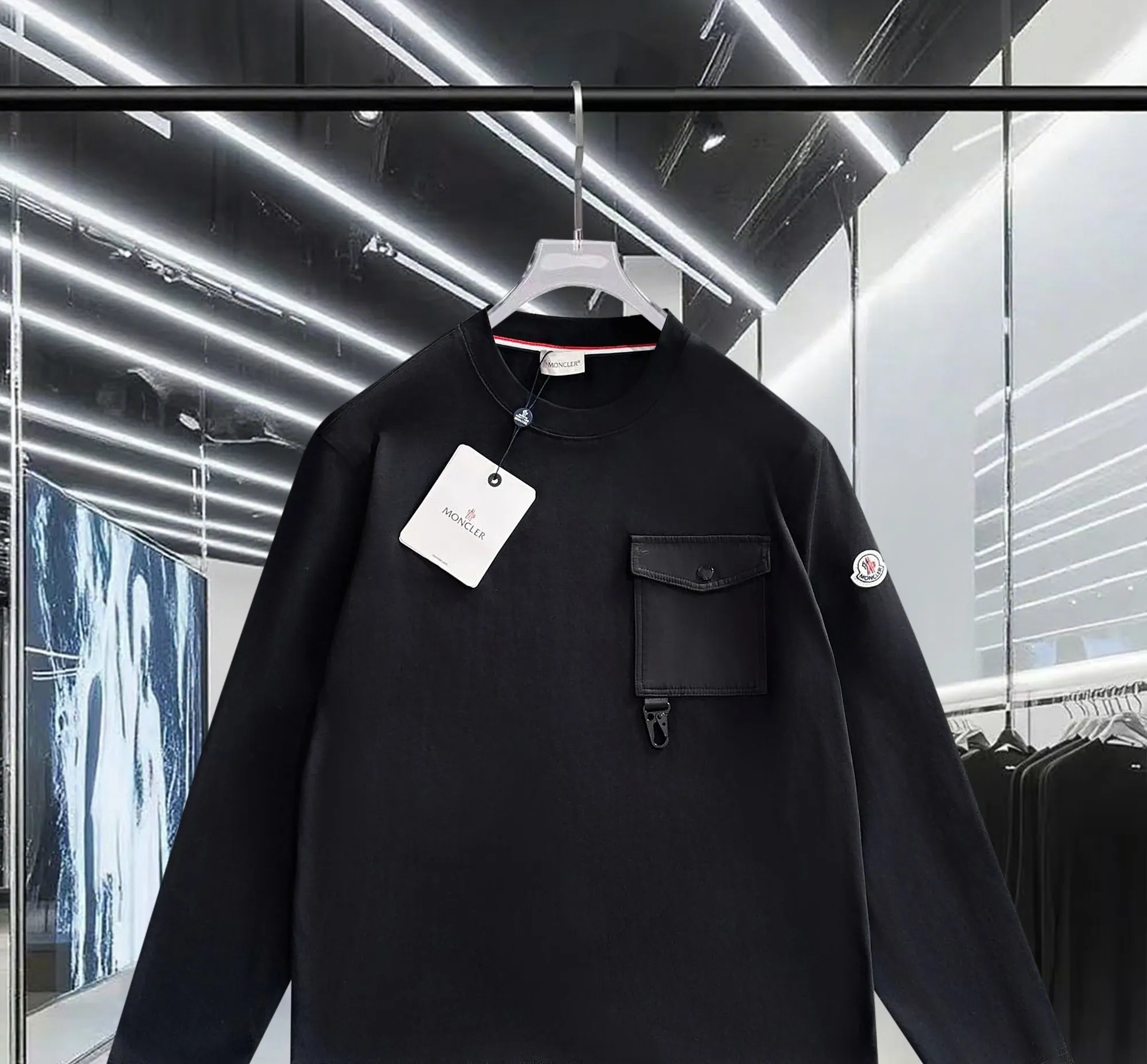 P190 MONCLER/muzzle Woven pocket splicing process Customized small logo Same style for men and women Pullover round neck long-sleeved T-shirt Brand classic Pure cotton fabric 2025ss official synchronization High version High quality Fashion personality Versatile trend Pure original quality Original fabric Hang tag Collar label Washed wheat Complete three labels Color: Black. White. Size: XS S M L