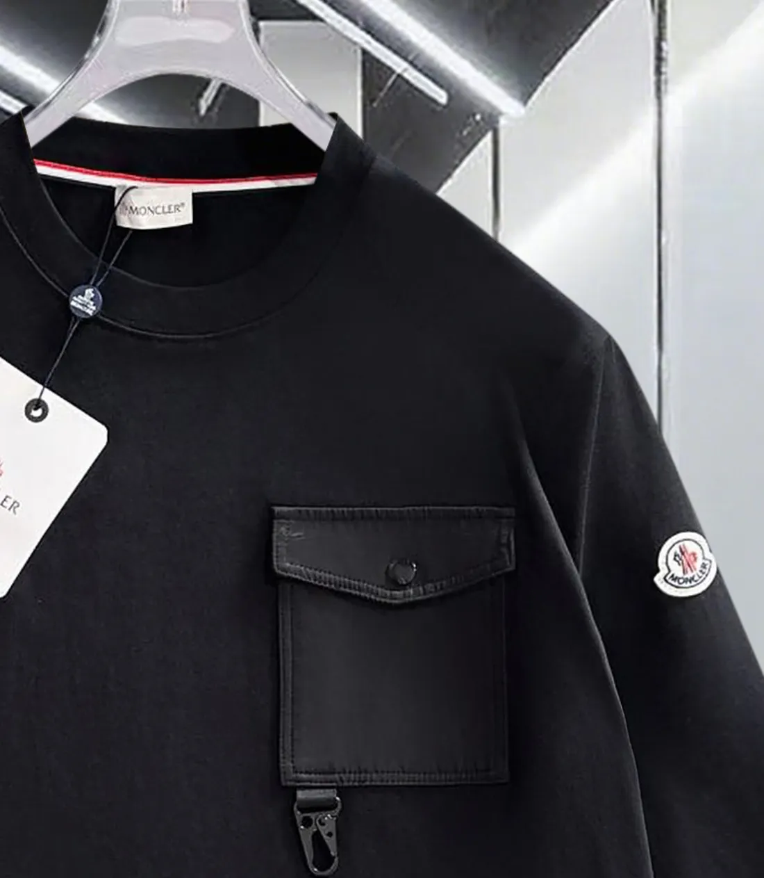 P190 MONCLER/muzzle Woven pocket splicing process Customized small logo Same style for men and women Pullover round neck long-sleeved T-shirt Brand classic Pure cotton fabric 2025ss official synchronization High version High quality Fashion personality Versatile trend Pure original quality Original fabric Hang tag Collar label Washed wheat Complete three labels Color: Black. White. Size: XS S M L