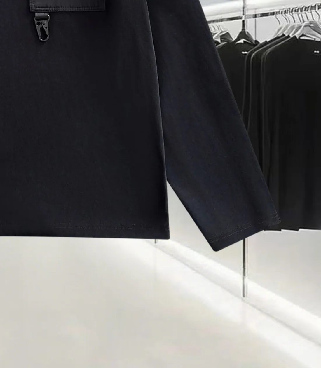 P190 MONCLER/muzzle Woven pocket splicing process Customized small logo Same style for men and women Pullover round neck long-sleeved T-shirt Brand classic Pure cotton fabric 2025ss official synchronization High version High quality Fashion personality Versatile trend Pure original quality Original fabric Hang tag Collar label Washed wheat Complete three labels Color: Black. White. Size: XS S M L