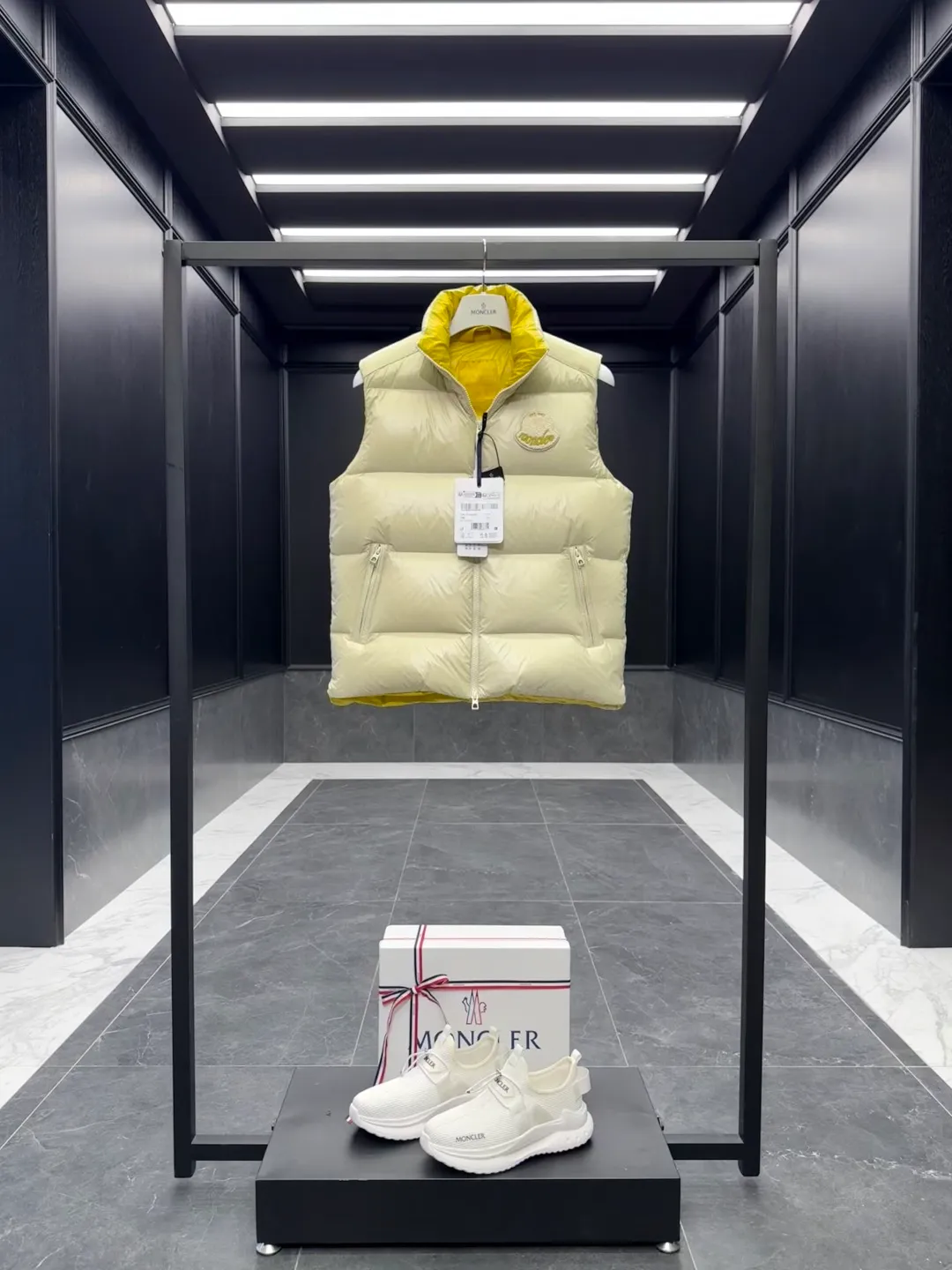 P680 Down Vest⬆️Moncler Lipsi down vest. Contrast color splicing design. Super full filling. Lipsi men's down vest is made of shiny nylon laqué fabric, suitable for wearing in different seasons, bringing warmth and care.  The Lipsi short down vest embodies Moncler's classic design and is a must-have item for your wardrobe from season to season. Crafted from lightweight, functional nylon laqué fabric, it has a contrast lining for a vibrant feel. Details •Made from lightweight nylon laqué fabric •Lightweight nylon laqué lining •Filled with down •Stand-up collar •Zipper closure •Zip pockets •Chenille logo patch Size: 1-5 Black/Ivory Couple Style
