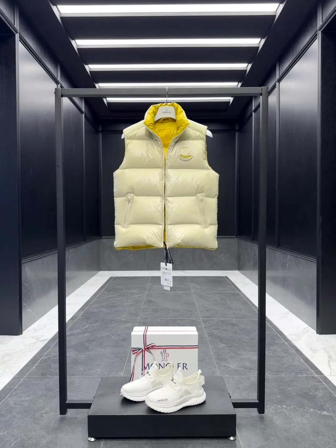 P680 Down Vest⬆️Moncler Lipsi down vest. Contrast color splicing design. Super full filling. Lipsi men's down vest is made of shiny nylon laqué fabric, suitable for wearing in different seasons, bringing warmth and care.  The Lipsi short down vest embodies Moncler's classic design and is a must-have item for your wardrobe from season to season. Crafted from lightweight, functional nylon laqué fabric, it has a contrast lining for a vibrant feel. Details •Made from lightweight nylon laqué fabric •Lightweight nylon laqué lining •Filled with down •Stand-up collar •Zipper closure •Zip pockets •Chenille logo patch Size: 1-5 Black/Ivory Couple Style