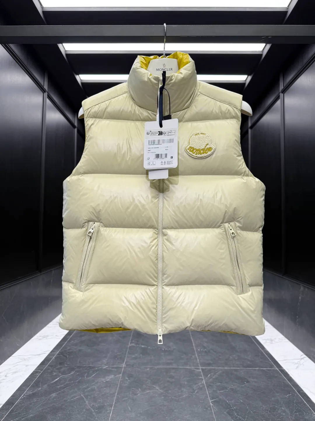 P680 Down Vest⬆️Moncler Lipsi down vest. Contrast color splicing design. Super full filling. Lipsi men's down vest is made of shiny nylon laqué fabric, suitable for wearing in different seasons, bringing warmth and care.  The Lipsi short down vest embodies Moncler's classic design and is a must-have item for your wardrobe from season to season. Crafted from lightweight, functional nylon laqué fabric, it has a contrast lining for a vibrant feel. Details •Made from lightweight nylon laqué fabric •Lightweight nylon laqué lining •Filled with down •Stand-up collar •Zipper closure •Zip pockets •Chenille logo patch Size: 1-5 Black/Ivory Couple Style
