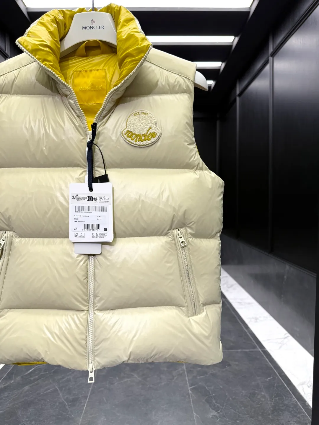 P680 Down Vest⬆️Moncler Lipsi down vest. Contrast color splicing design. Super full filling. Lipsi men's down vest is made of shiny nylon laqué fabric, suitable for wearing in different seasons, bringing warmth and care.  The Lipsi short down vest embodies Moncler's classic design and is a must-have item for your wardrobe from season to season. Crafted from lightweight, functional nylon laqué fabric, it has a contrast lining for a vibrant feel. Details •Made from lightweight nylon laqué fabric •Lightweight nylon laqué lining •Filled with down •Stand-up collar •Zipper closure •Zip pockets •Chenille logo patch Size: 1-5 Black/Ivory Couple Style