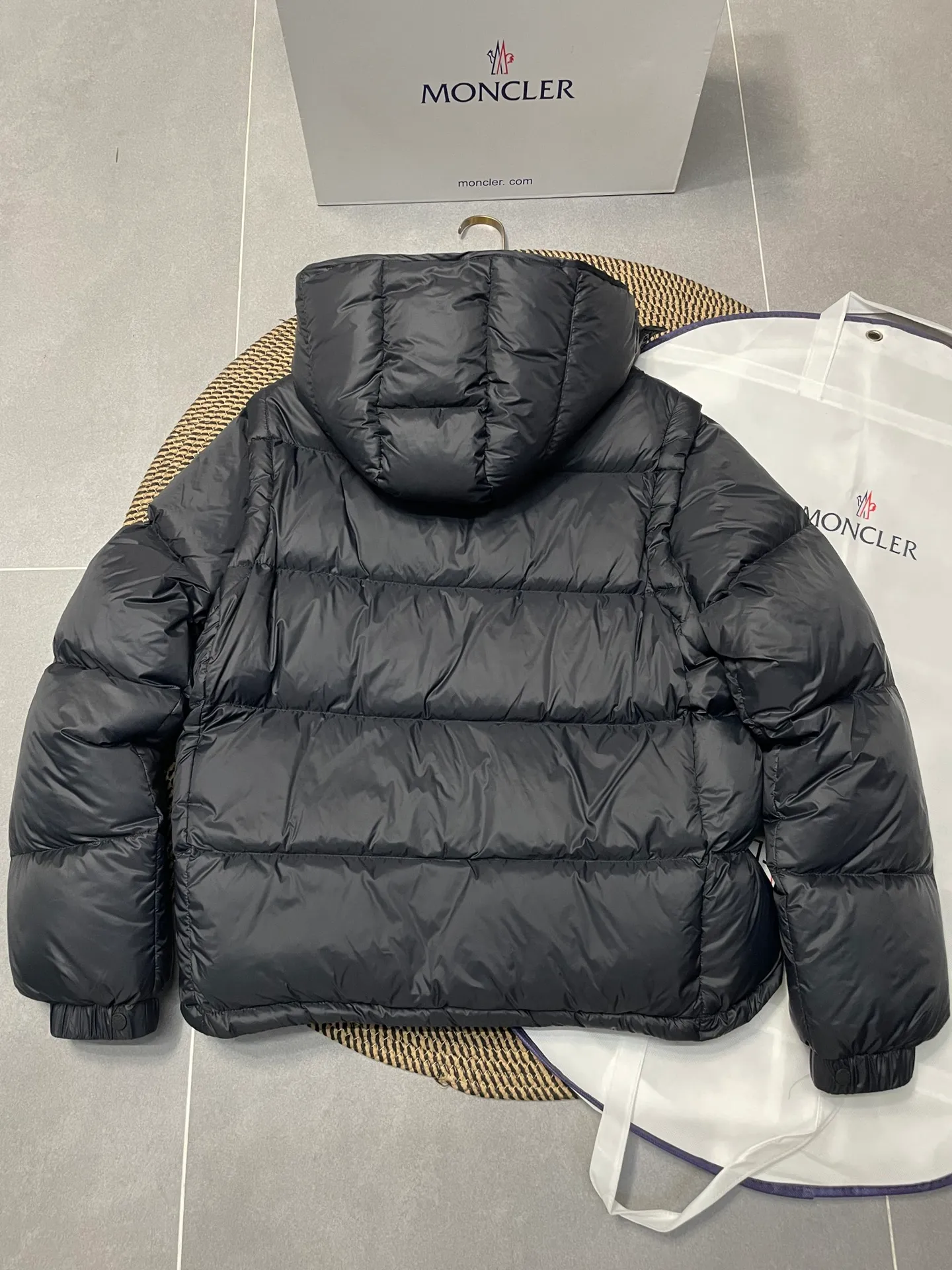 P780 Premium down ⬆️Moncler Cyclone 2-in-1 down jacket. ⚠️Goose down filling, small size filling 320g➕, easy to wear in winter in one piece. Changeable/jacket/hooded vest/stand collar vest/hooded down jacket. The Cyclone down jacket is equipped with detachable sleeves and can be worn as a vest or jacket.  The Cyclone down jacket is a modern take on the classic silhouette of the 1980s, with a new, simple silhouette. This short down jacket is made from nylon and features easily removable sleeves, allowing you to convert the jacket into a vest. A removable hood and contrast lining complete the design. Details •Made from nylon fabric •Nylon laqué lining •Down filling •Removable hood and sleeves •Zip and snap closure •Zip pockets •Elastic cuffs •Elastic drawstring hem Size : 1-5 Black Chocolate Couple.