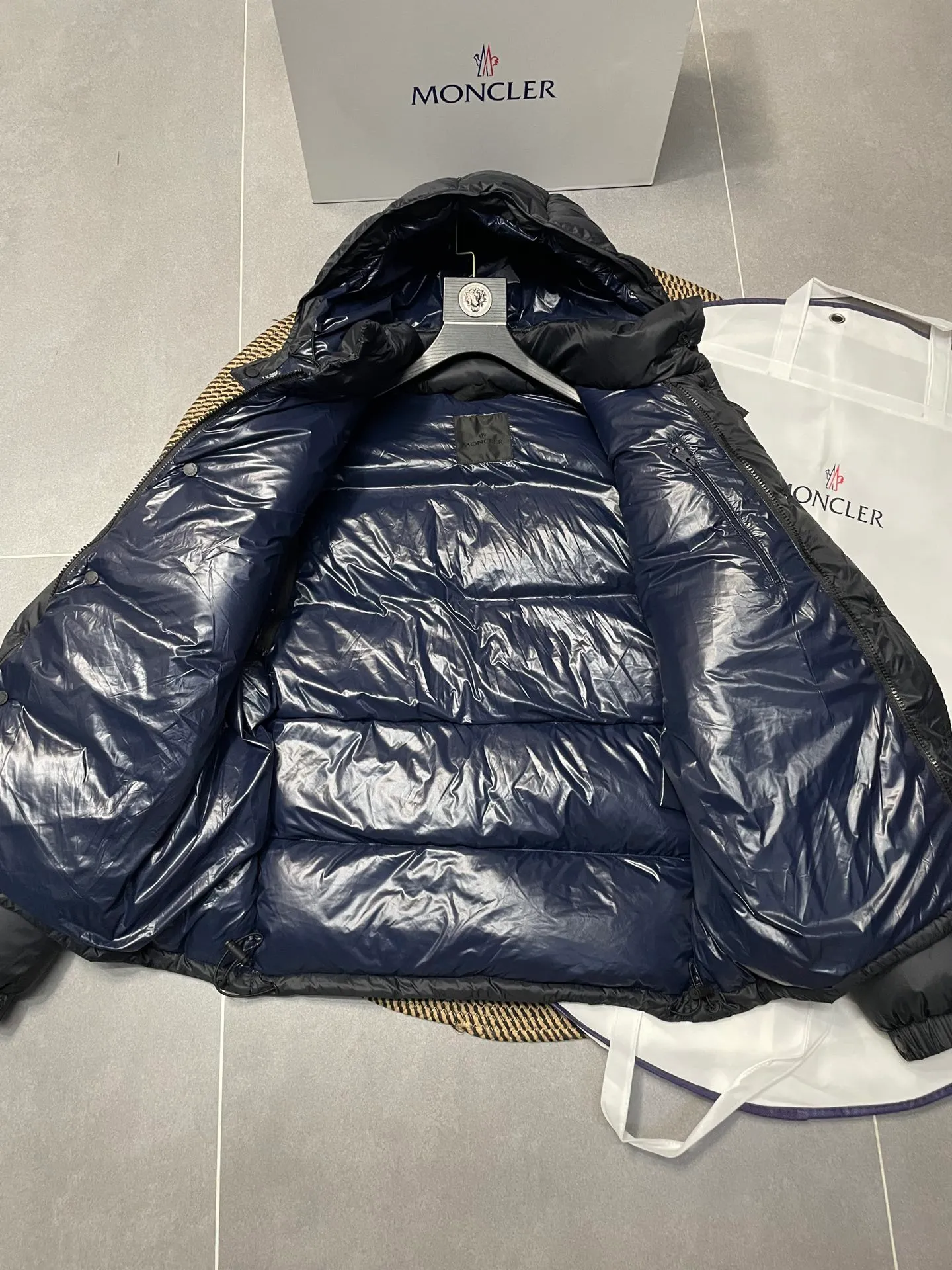 P780 Premium down ⬆️Moncler Cyclone 2-in-1 down jacket. ⚠️Goose down filling, small size filling 320g➕, easy to wear in winter in one piece. Changeable/jacket/hooded vest/stand collar vest/hooded down jacket. The Cyclone down jacket is equipped with detachable sleeves and can be worn as a vest or jacket.  The Cyclone down jacket is a modern take on the classic silhouette of the 1980s, with a new, simple silhouette. This short down jacket is made from nylon and features easily removable sleeves, allowing you to convert the jacket into a vest. A removable hood and contrast lining complete the design. Details •Made from nylon fabric •Nylon laqué lining •Down filling •Removable hood and sleeves •Zip and snap closure •Zip pockets •Elastic cuffs •Elastic drawstring hem Size : 1-5 Black Chocolate Couple.