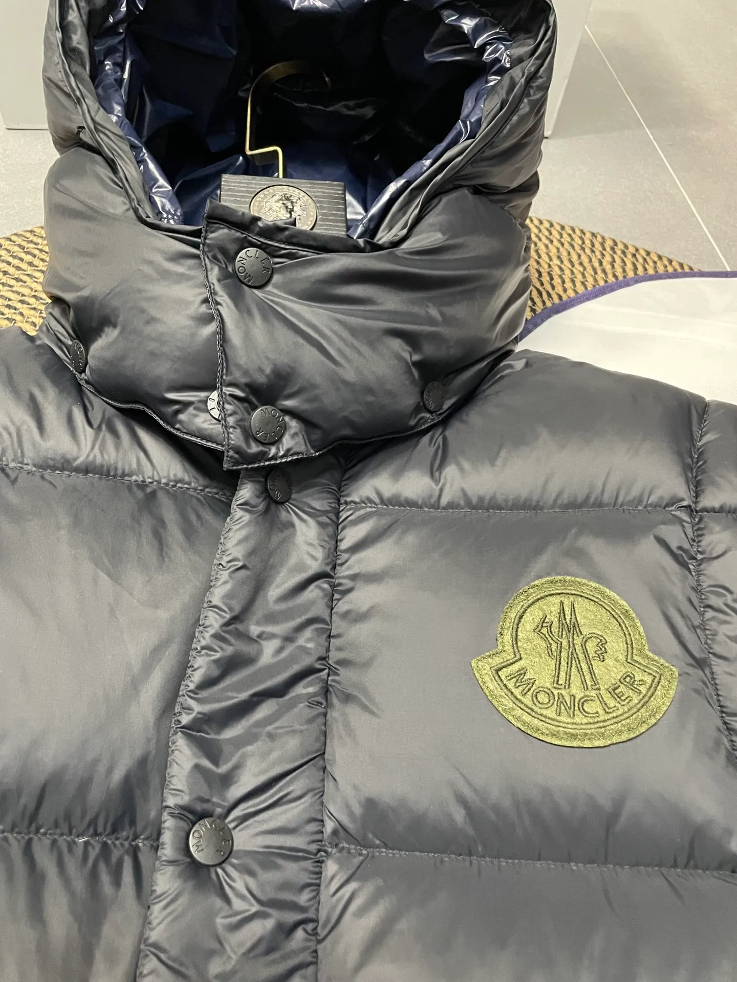P780 Premium down ⬆️Moncler Cyclone 2-in-1 down jacket. ⚠️Goose down filling, small size filling 320g➕, easy to wear in winter in one piece. Changeable/jacket/hooded vest/stand collar vest/hooded down jacket. The Cyclone down jacket is equipped with detachable sleeves and can be worn as a vest or jacket.  The Cyclone down jacket is a modern take on the classic silhouette of the 1980s, with a new, simple silhouette. This short down jacket is made from nylon and features easily removable sleeves, allowing you to convert the jacket into a vest. A removable hood and contrast lining complete the design. Details •Made from nylon fabric •Nylon laqué lining •Down filling •Removable hood and sleeves •Zip and snap closure •Zip pockets •Elastic cuffs •Elastic drawstring hem Size : 1-5 Black Chocolate Couple.